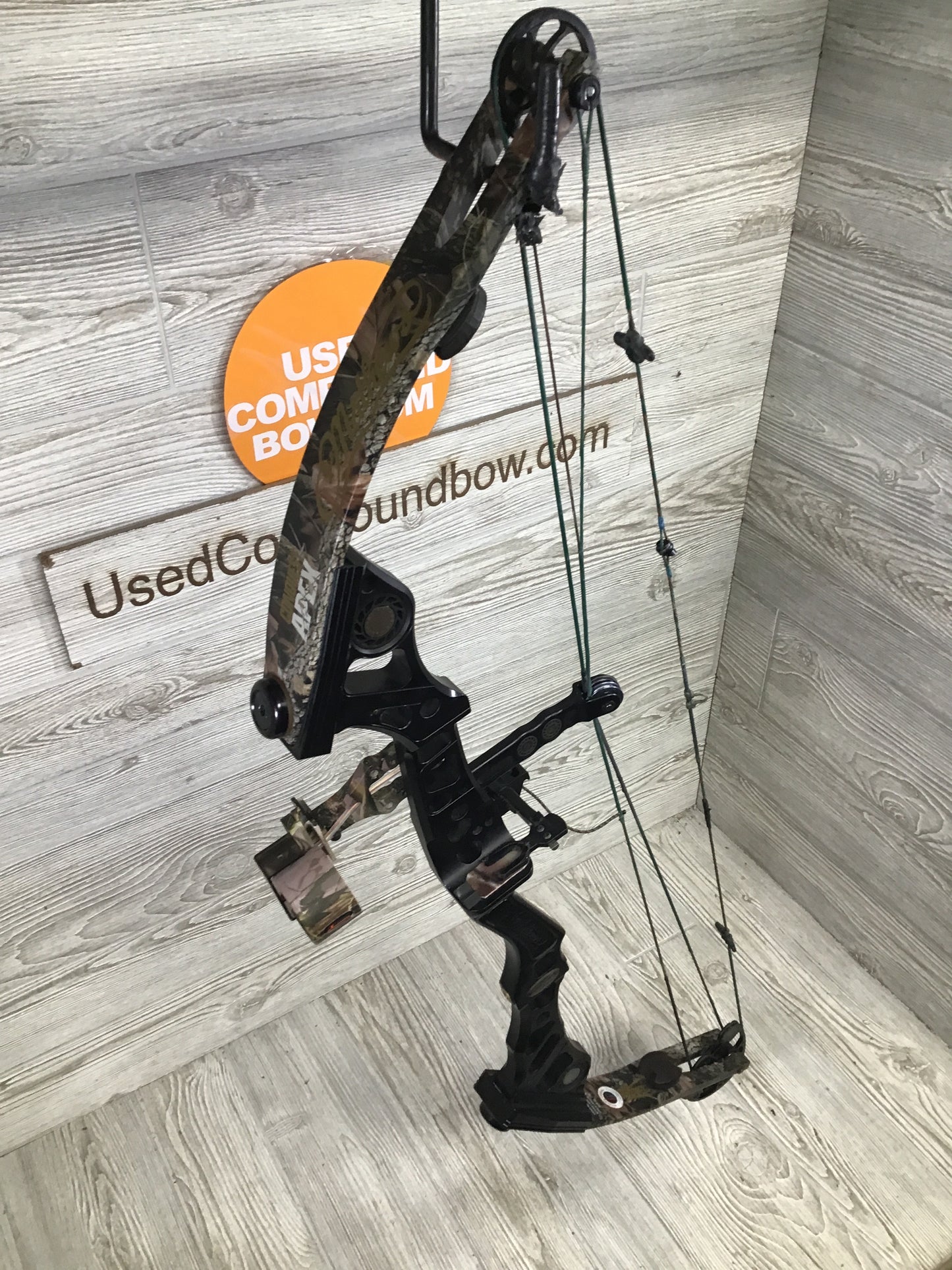 Used Mathews Apex 7 Right Handed Package 50-60# black riser/Realtree limbs