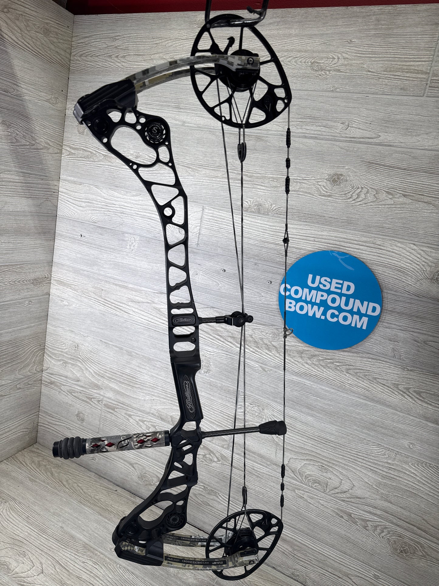 Used Mathews Halon 32 6 Black Riser Elevated II Limbs 30in 70#