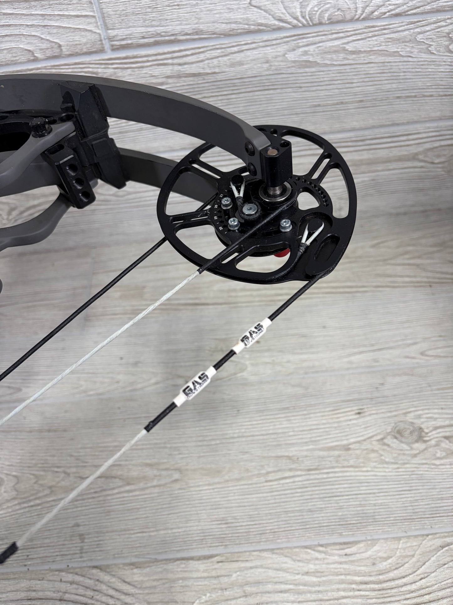 Bowtech Carbon One 60-70# RH Smoke Grey with Gas Bowstrings