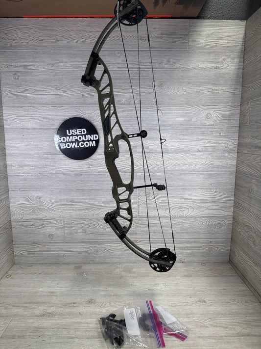 Used Hoyt Stratos 36 Right Handed Wilderness HBT 2 cam 24.5"-31"