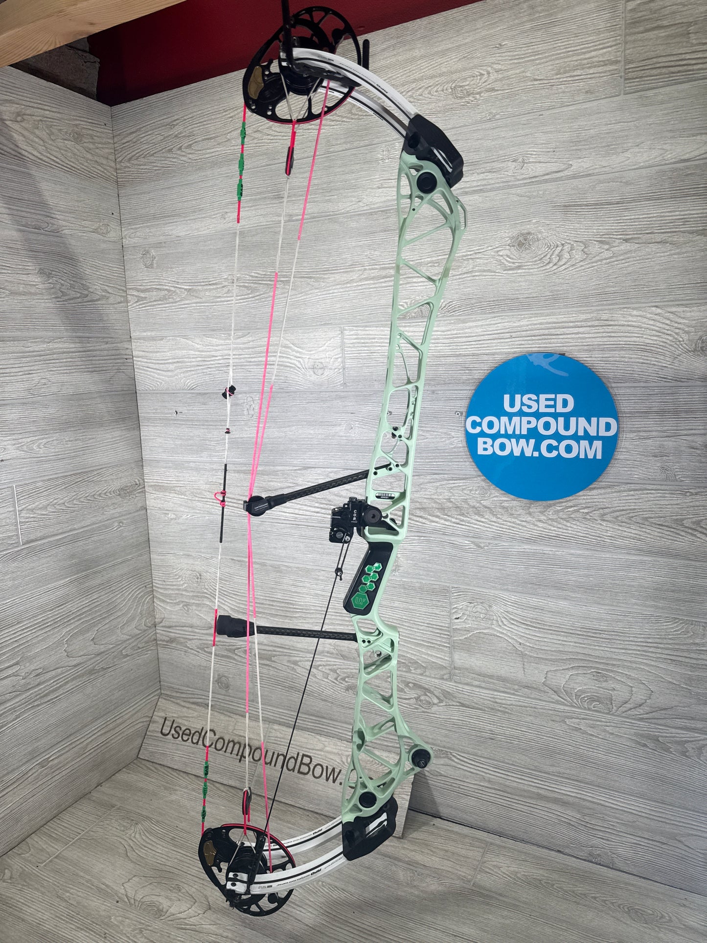 Mathews Title 38 GEN 1 Right Handed Mint White limbs
