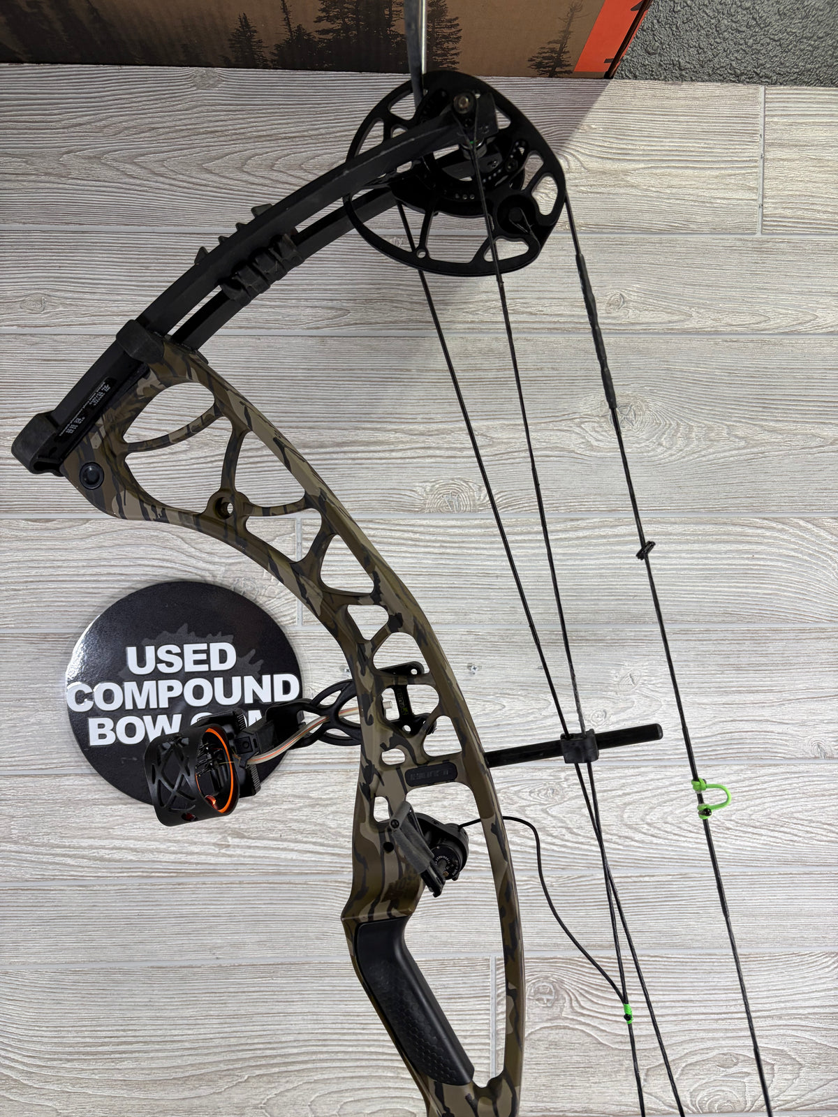 Used Hoyt Torrex Package RH Camo 60-70lbs 26-30" Draw