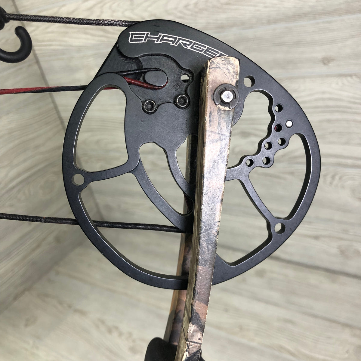 Used Hoyt Charger RH Camo 28.5" 60-70# Package