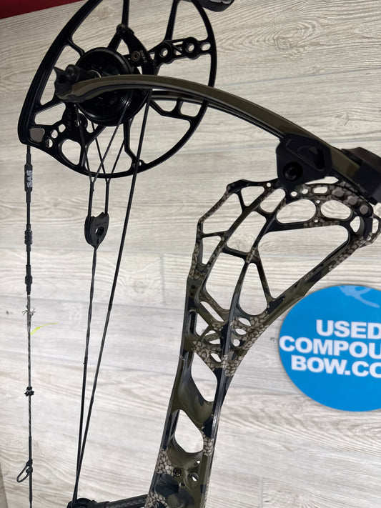 Used Mathews ARC 30 Kuiu Verde Ambush Green Limbs Right Hand Bow