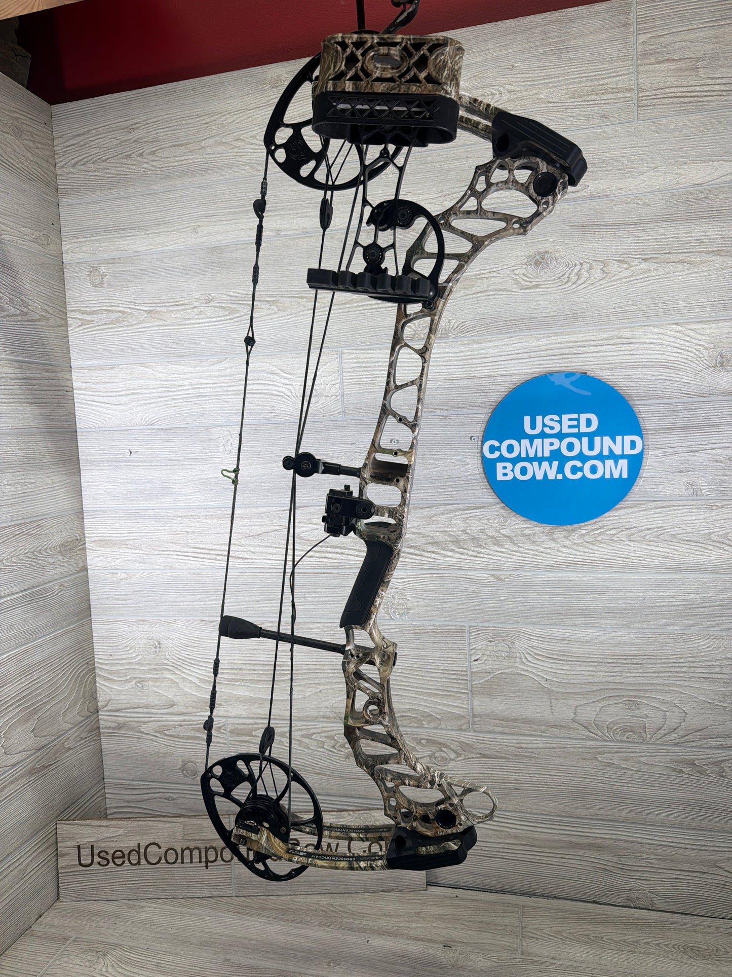 Used Mathews Vertix 28" 70lb Realtree Edge Right Hand Bow Pkg