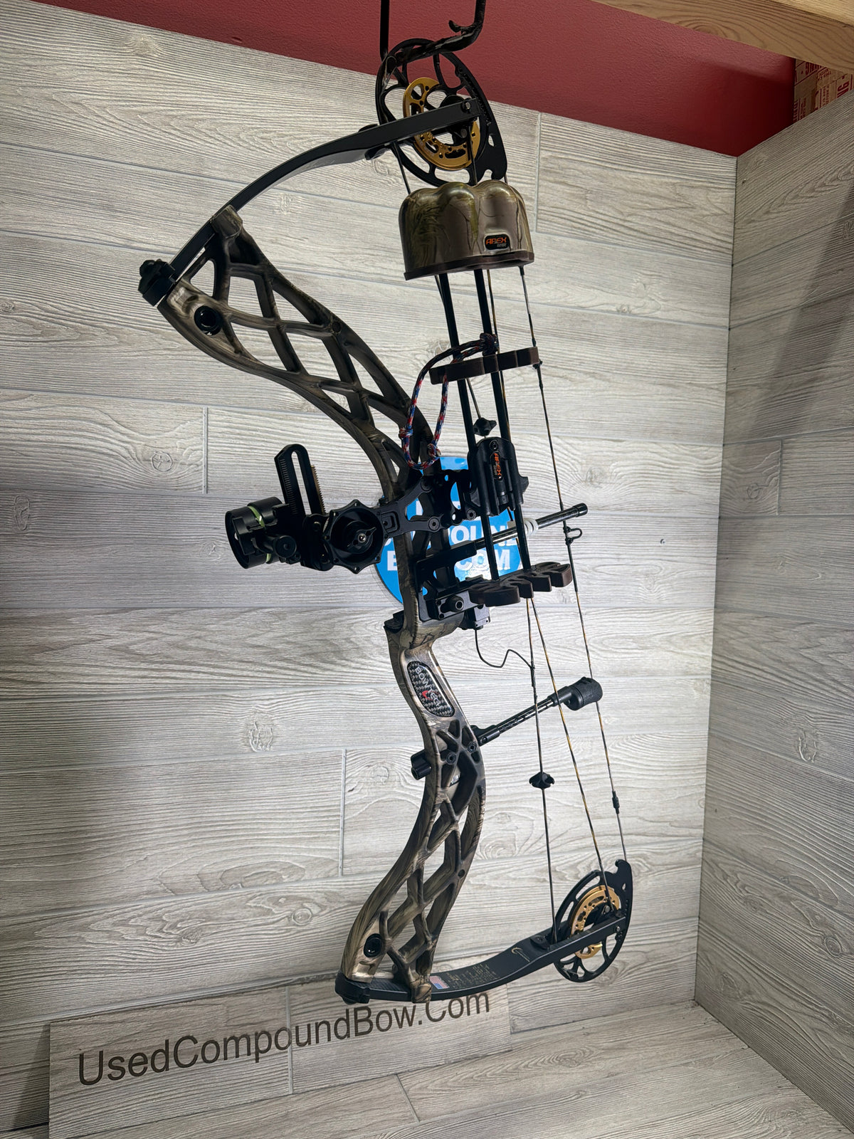 Used Bow tech Carbon Icon 28" 70lb Left Hand Camo Bow Pkg
