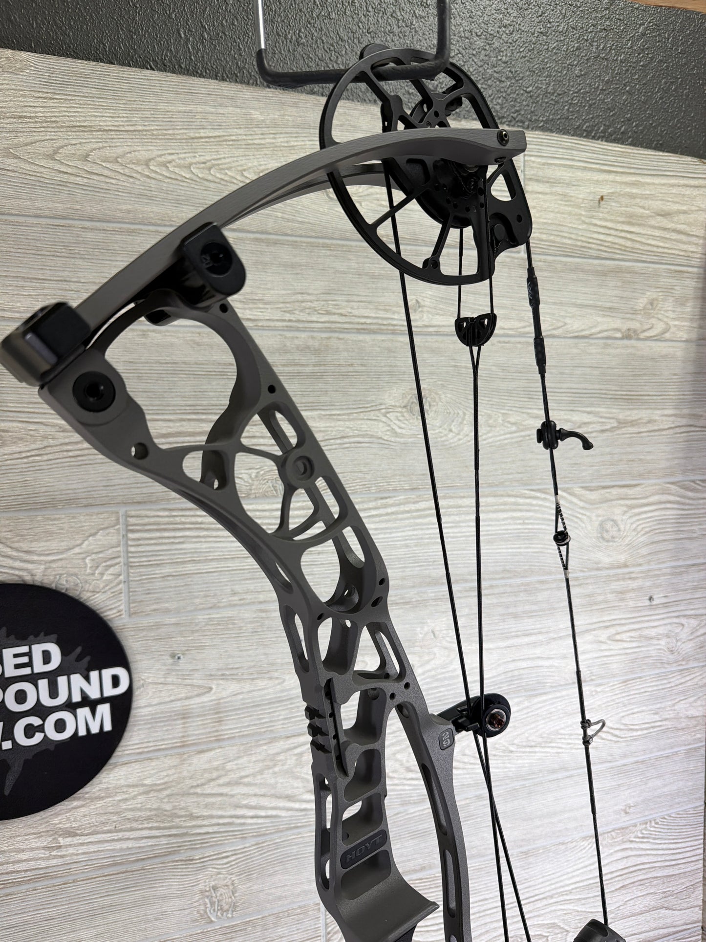 Used Hoyt Alpha AX-2 29 Tombstone RH 60-70# 27.5"