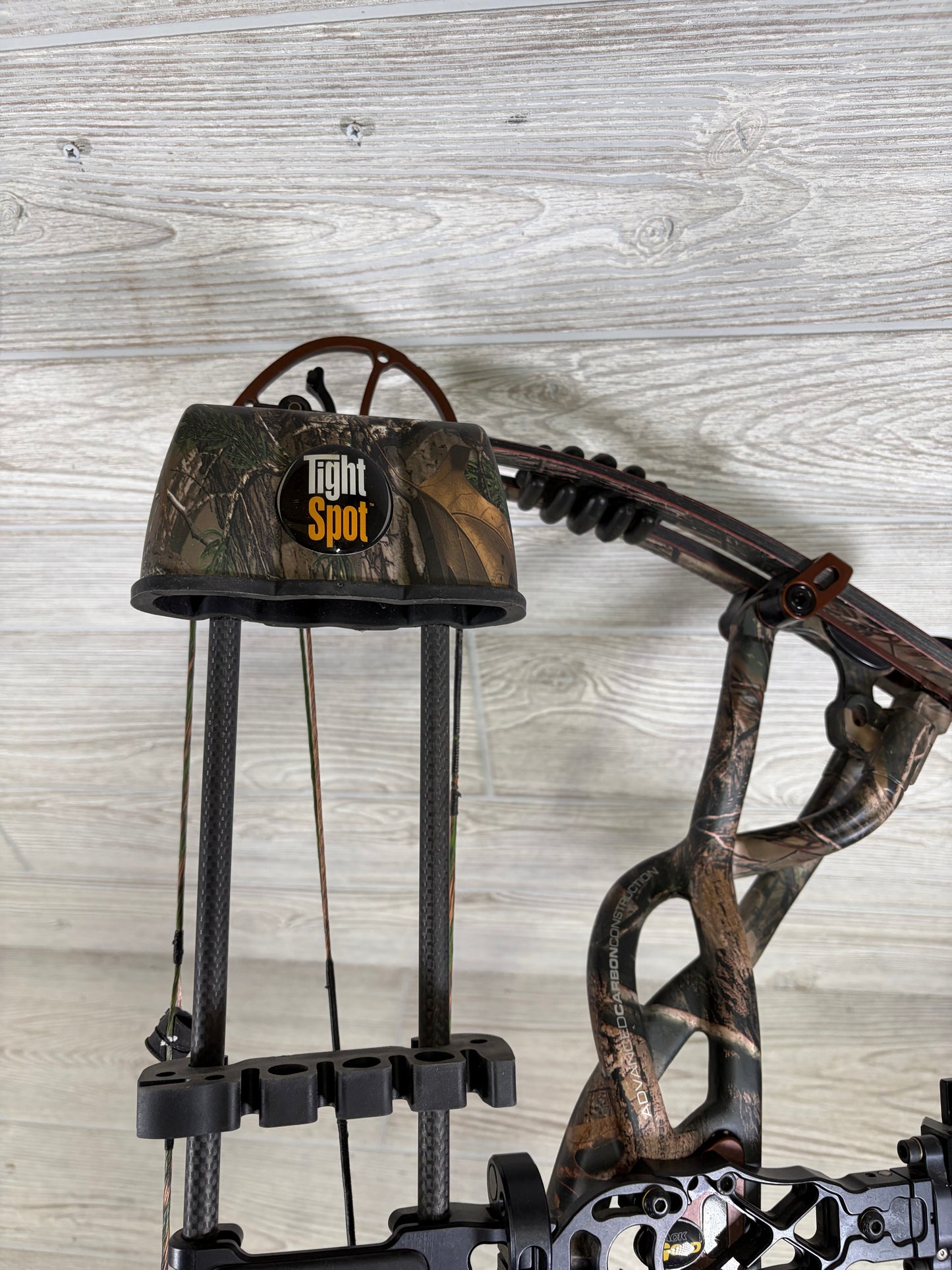 Used Hoyt Carbon Element Right Hand 29" 60lb. Package