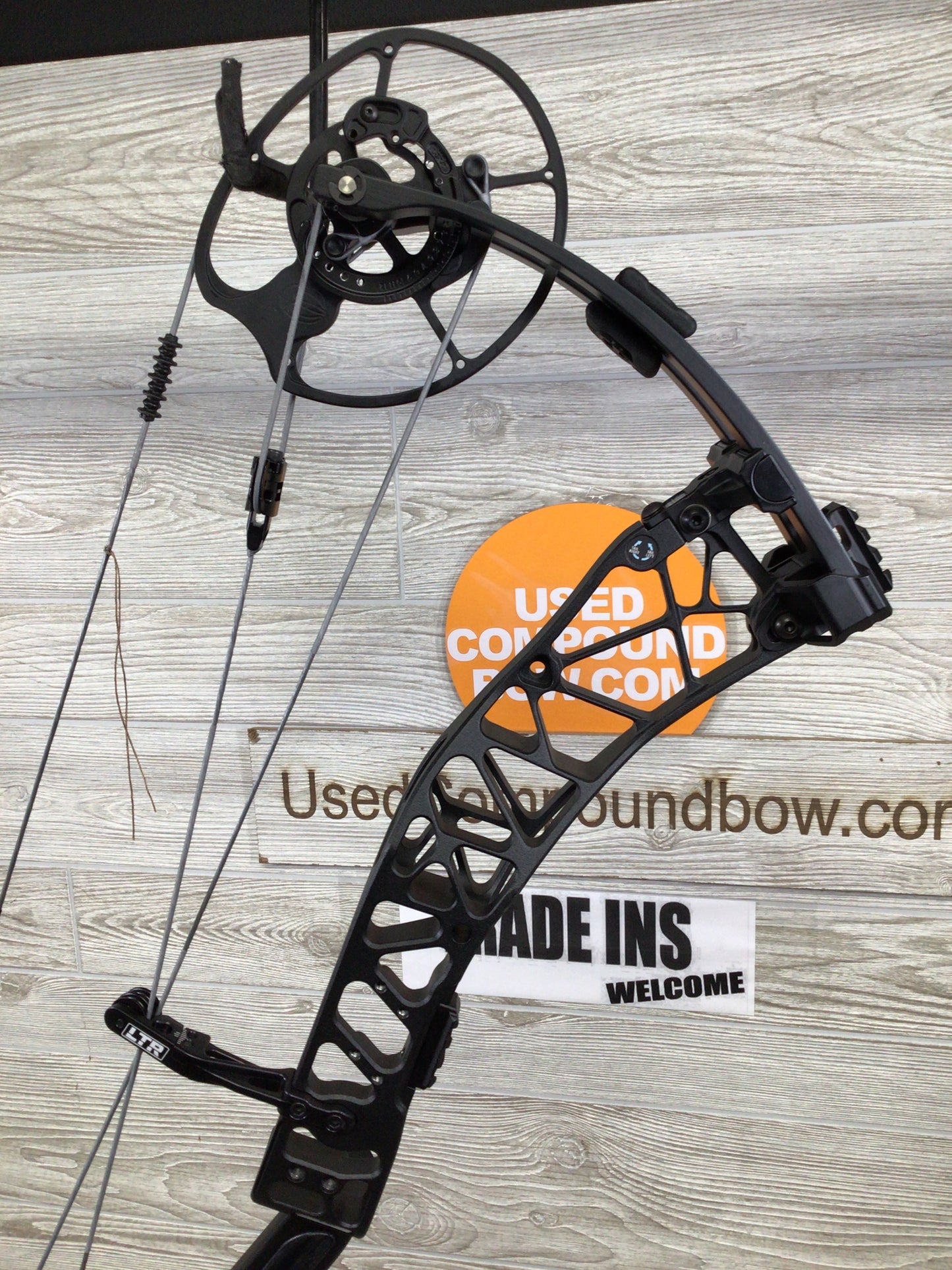 Elite Varos Right Handed 60-70# 25.5-31" Black