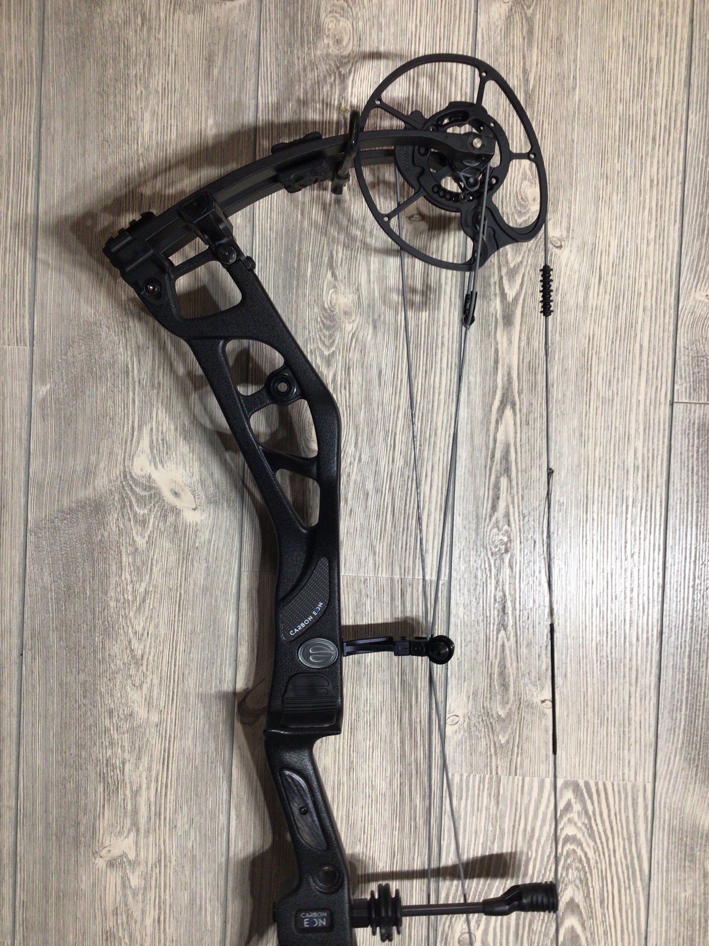 Used Elite Eon Carbon Black RH 70lbs