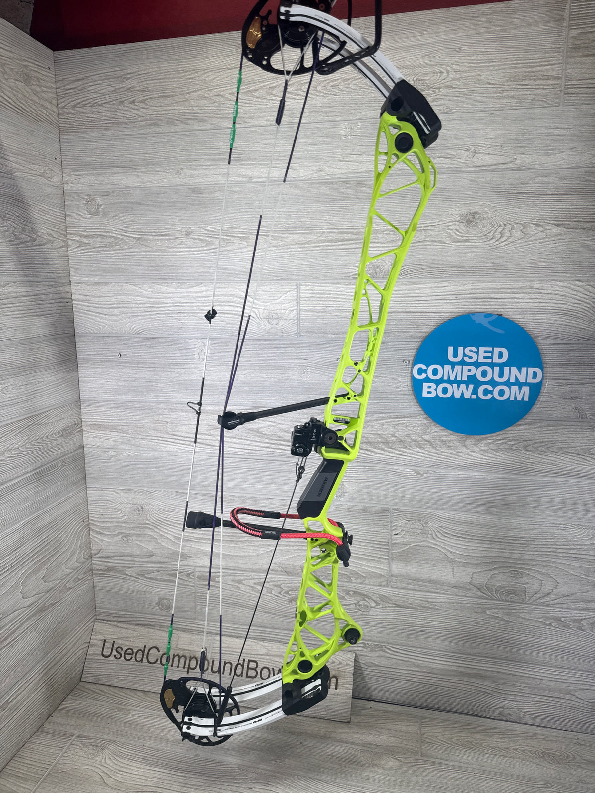 Mathews Title 38 GEN 1 Right Handed Electric Green White limbs