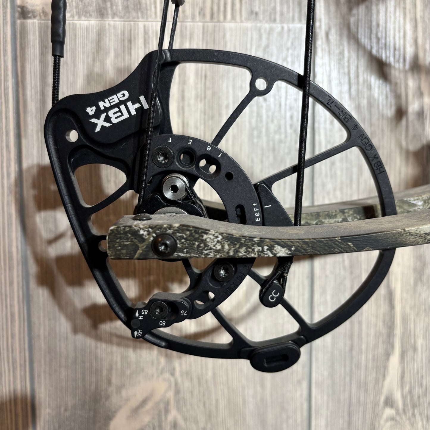 Used Hoyt Alpha AX-2 32 RH Realtree APX 70lbs