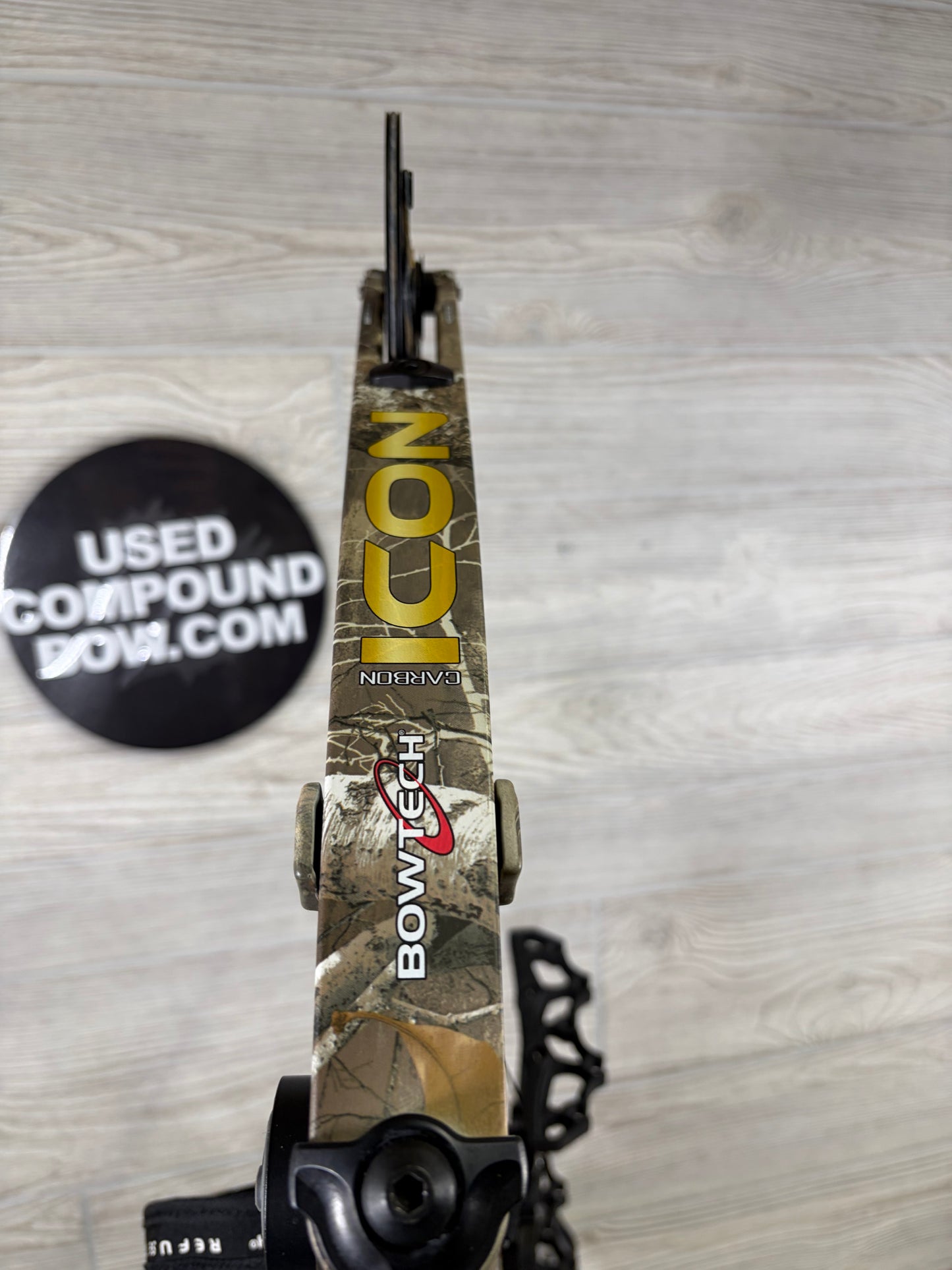 Used Bowtech Carbon Icon Right Handed 60-70# Camo Pkg