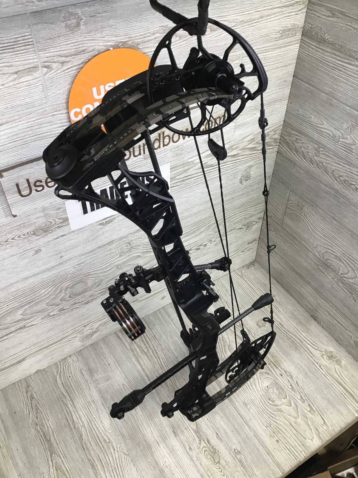 Used Mathews Lift X 29.5 Right Hand Black riser/Bottomlands limbs Loaded Bow Pkg