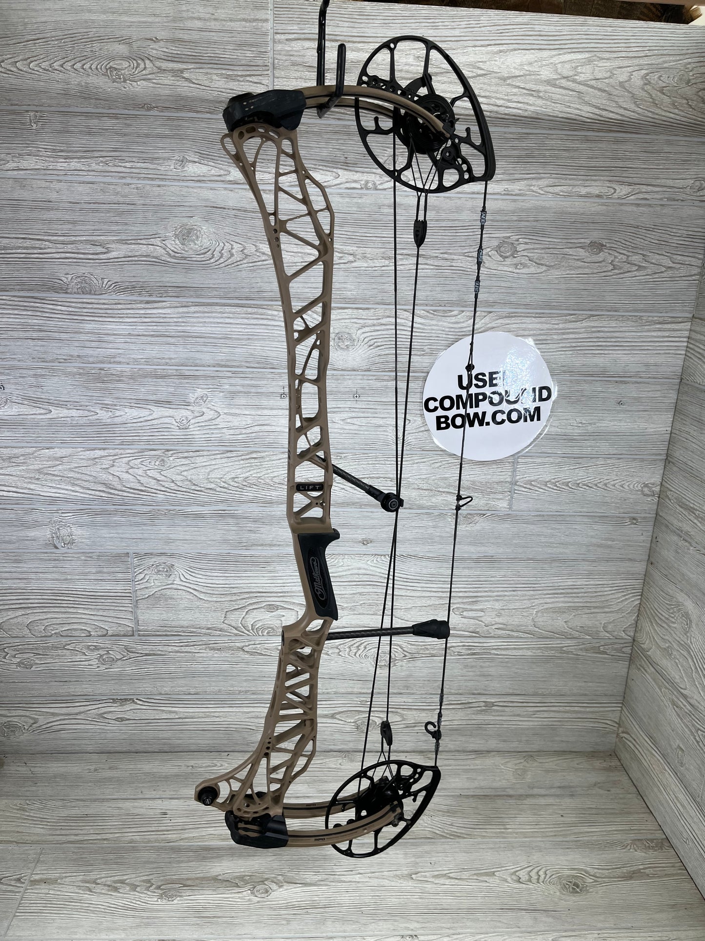 Used Mathews Lift 33 Right-Handed Earth Bow