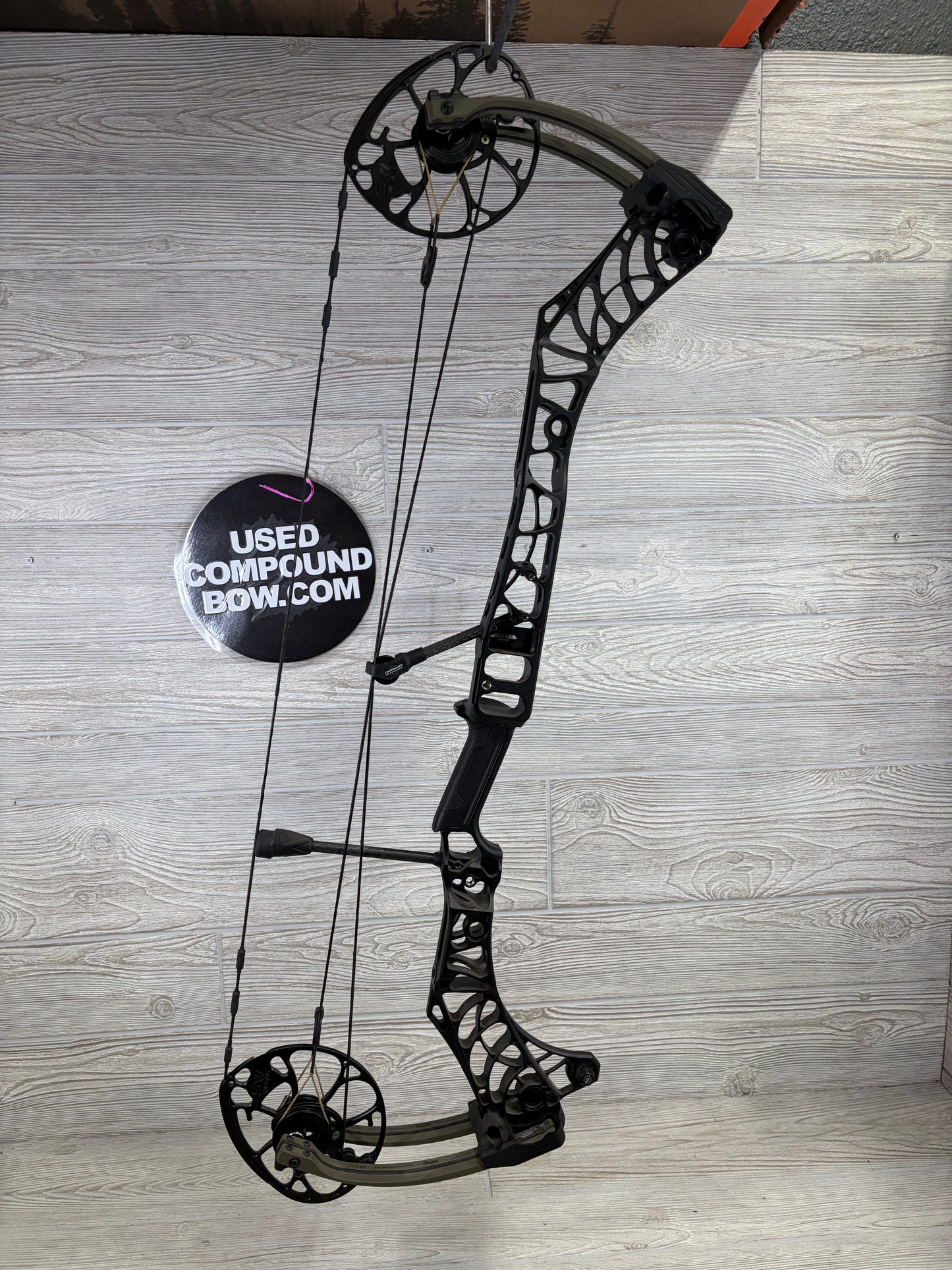 Mathews Phase 4 33 Black riser/Ambush limbs 31.5" 70lb Right Hand