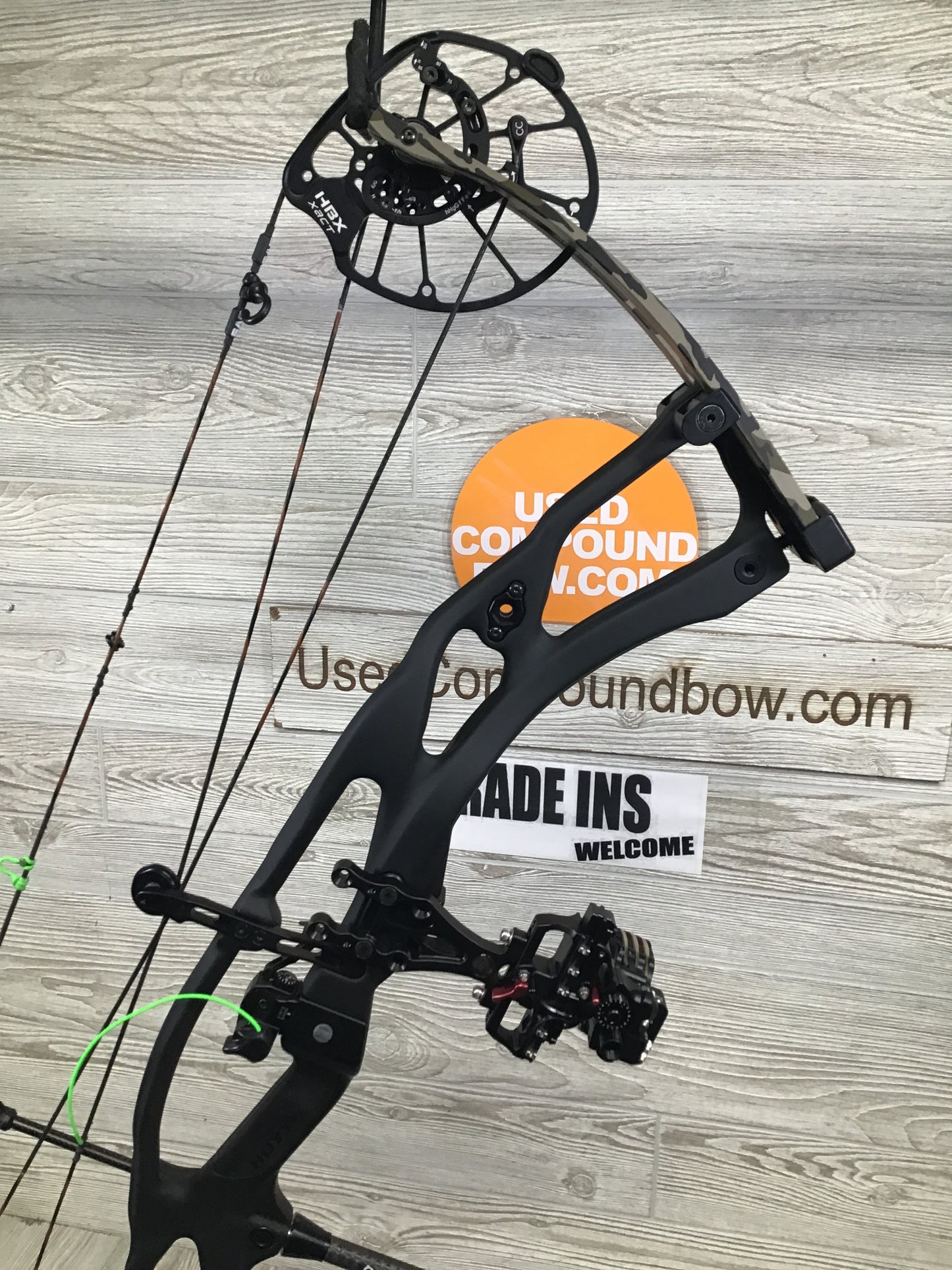 Hoyt RX-8 Ultra Black Riser/ Mossy Oak Bottomland limbs RH 60-70# package