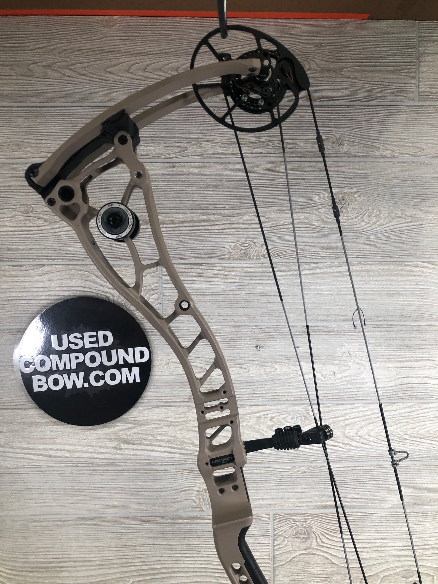 Bowtech Proven 34 Sandstone Medium Cam Right Handed 25-30" 60-70lbs