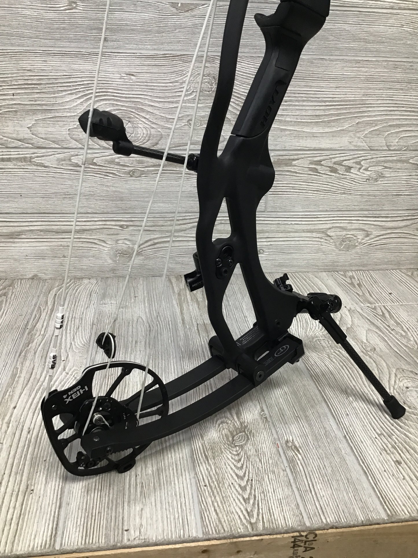 Hoyt RX-10 RH Black with Topo Limbs 65-75 lbs