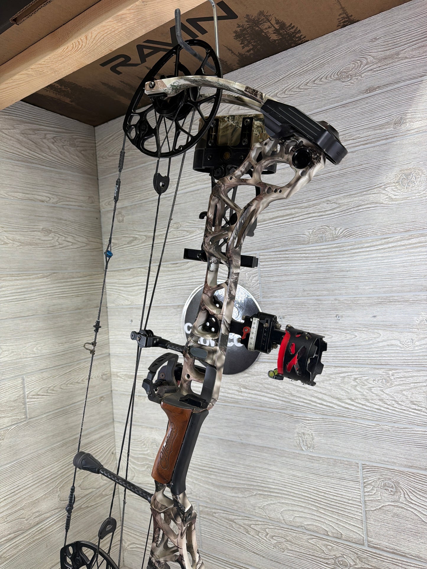 Mathews Triax 70lb 28" lost camo Left Hand Bow Pkg