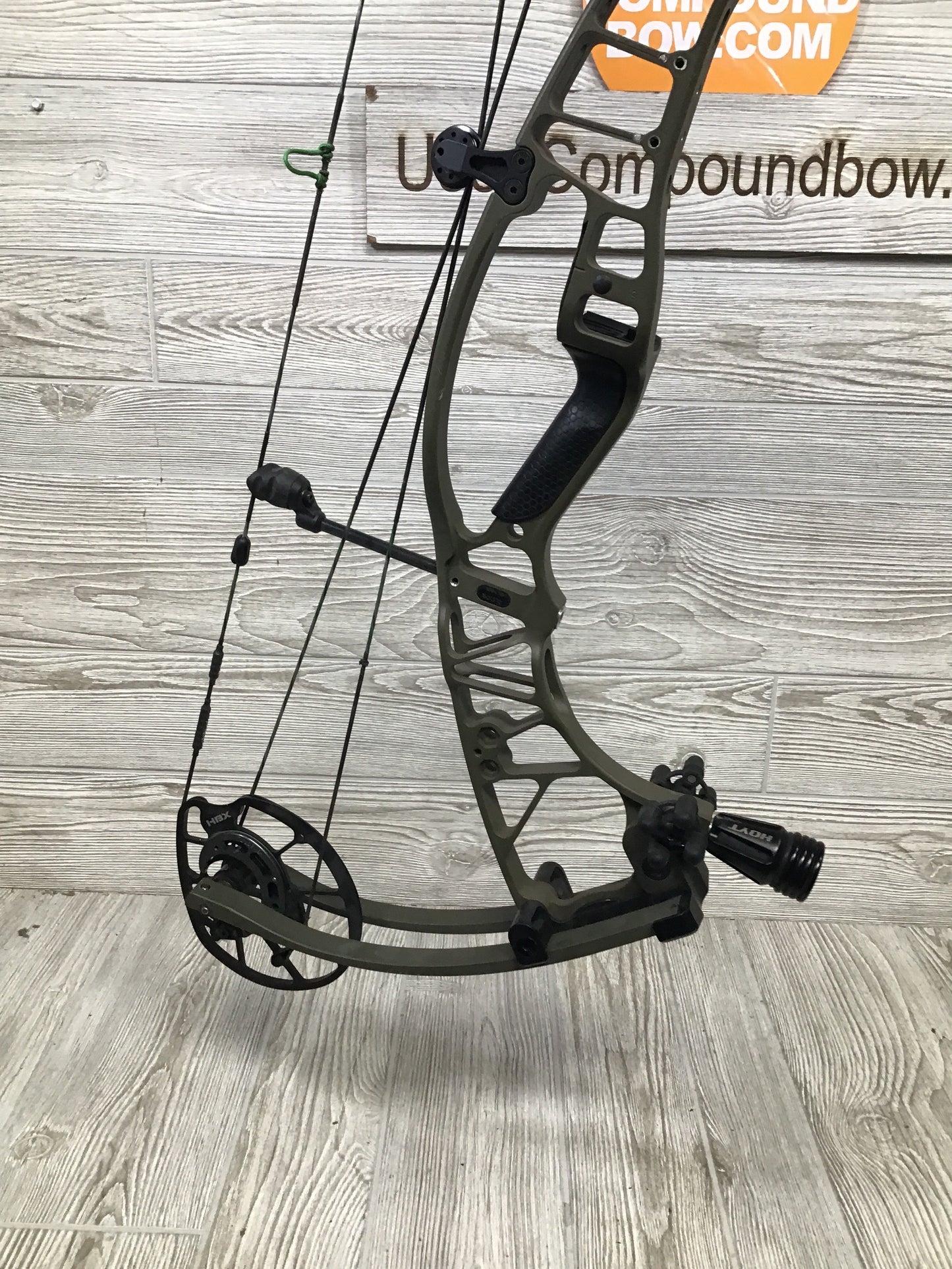 Used Hoyt Ventum 33 Wilderness Right Handed 70#