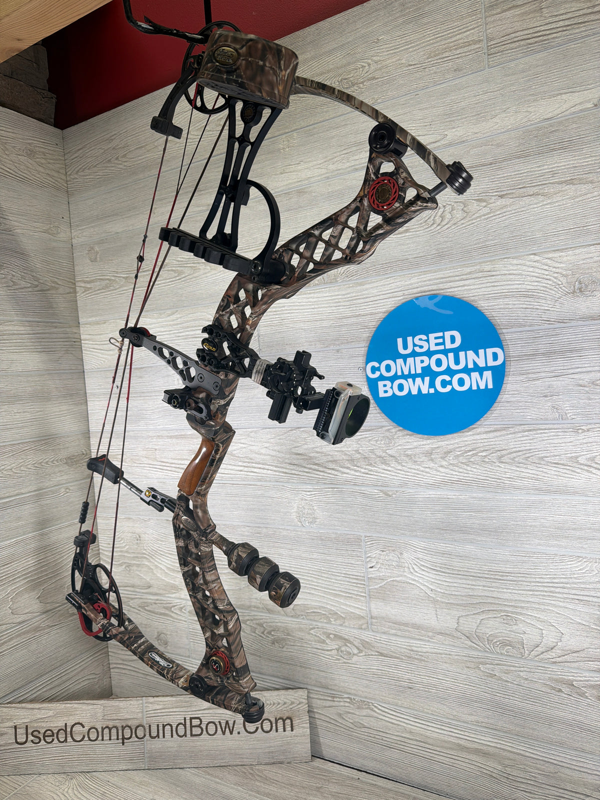Used Mathews Z7 28" 70lb Right Hand Camo Bow pkg