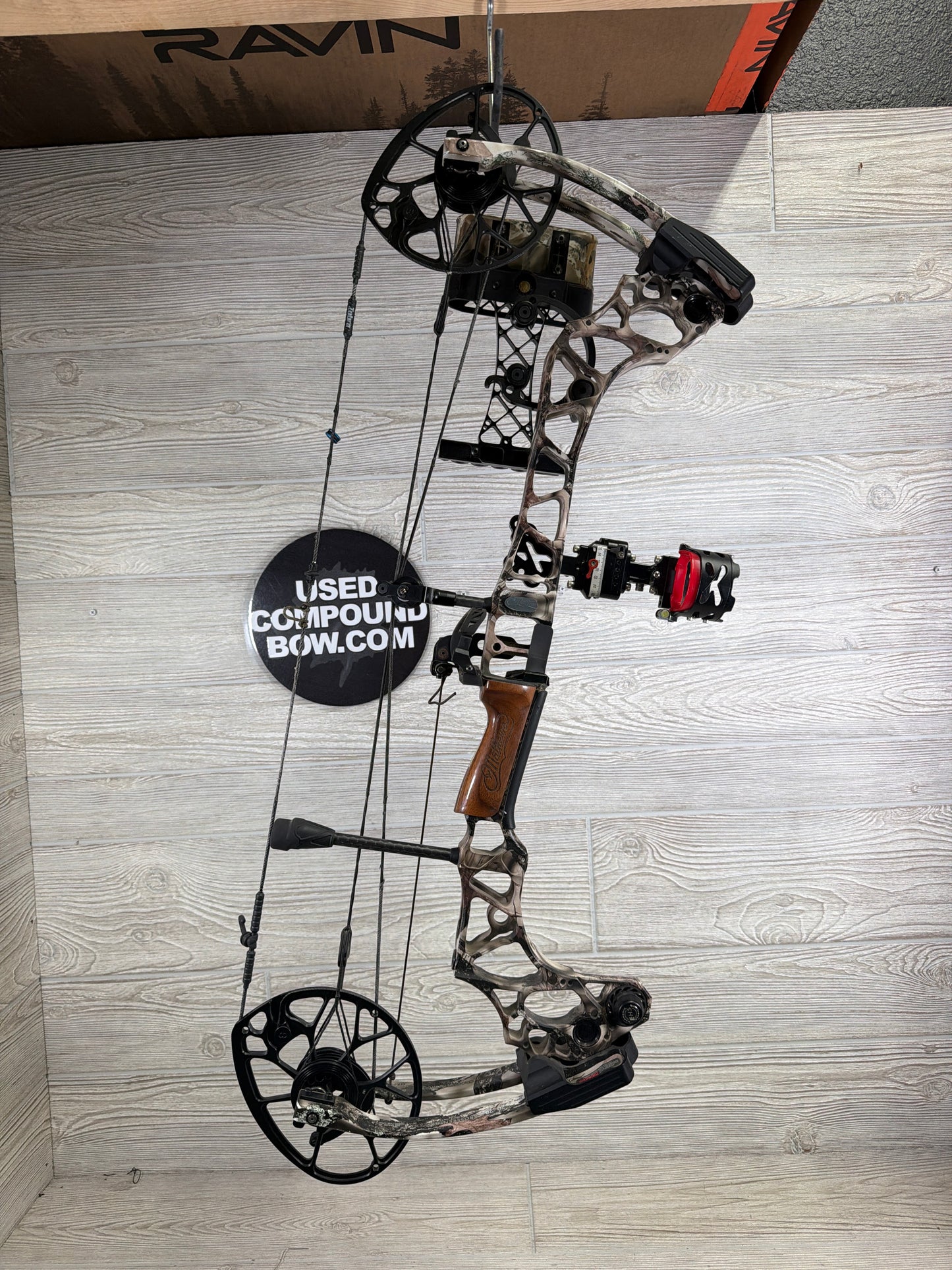 Mathews Triax 70lb 28" lost camo Left Hand Bow Pkg