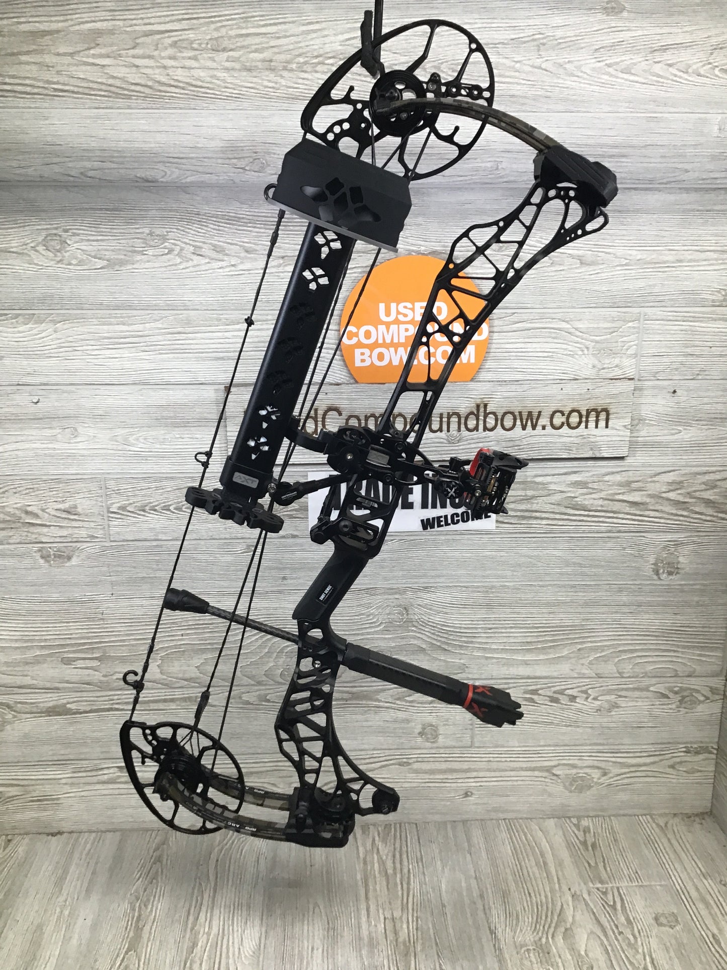 Used Mathews Lift X 29.5 Right Hand Black riser/Bottomlands limbs Bow 30/70 Package