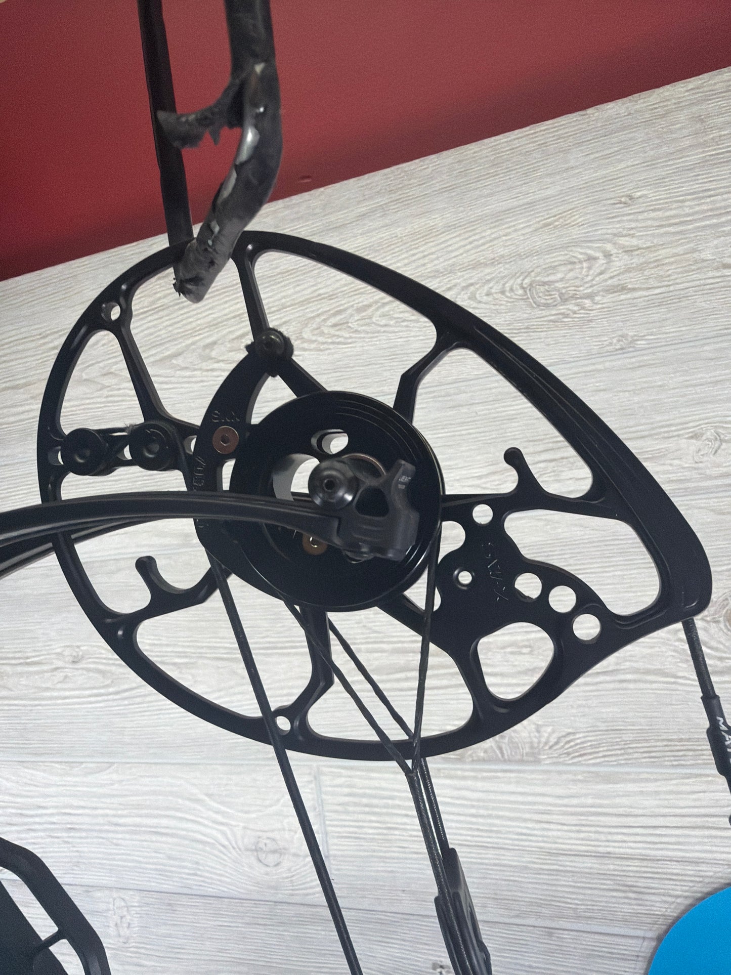 Used Mathews LIFT X 33 30" 70lb Left Hand Black Bow