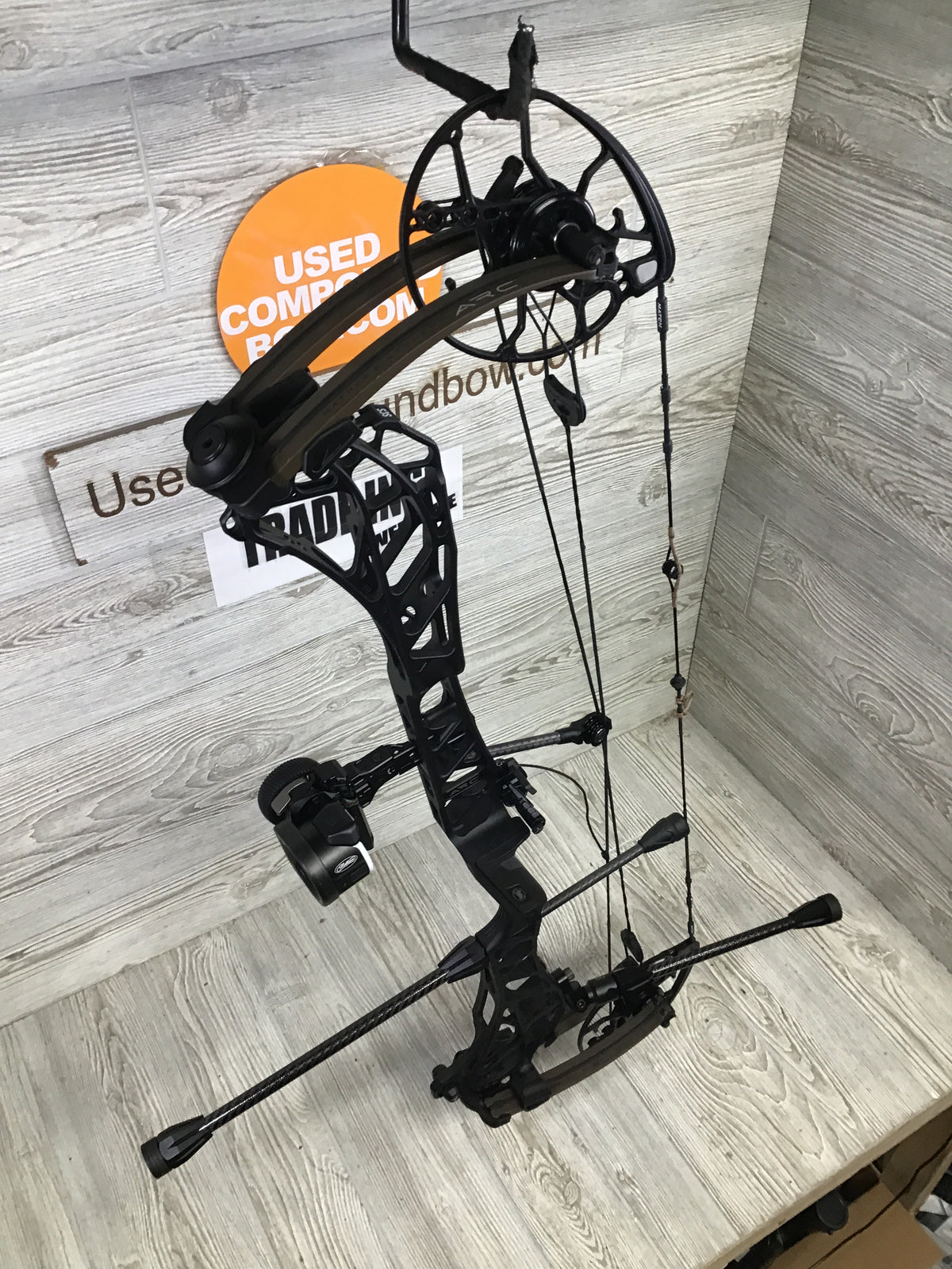 Used Mathews ARC 34 Right Handed Black riser/ Kodiak limbs 31"/60# LOADED PACKAGE