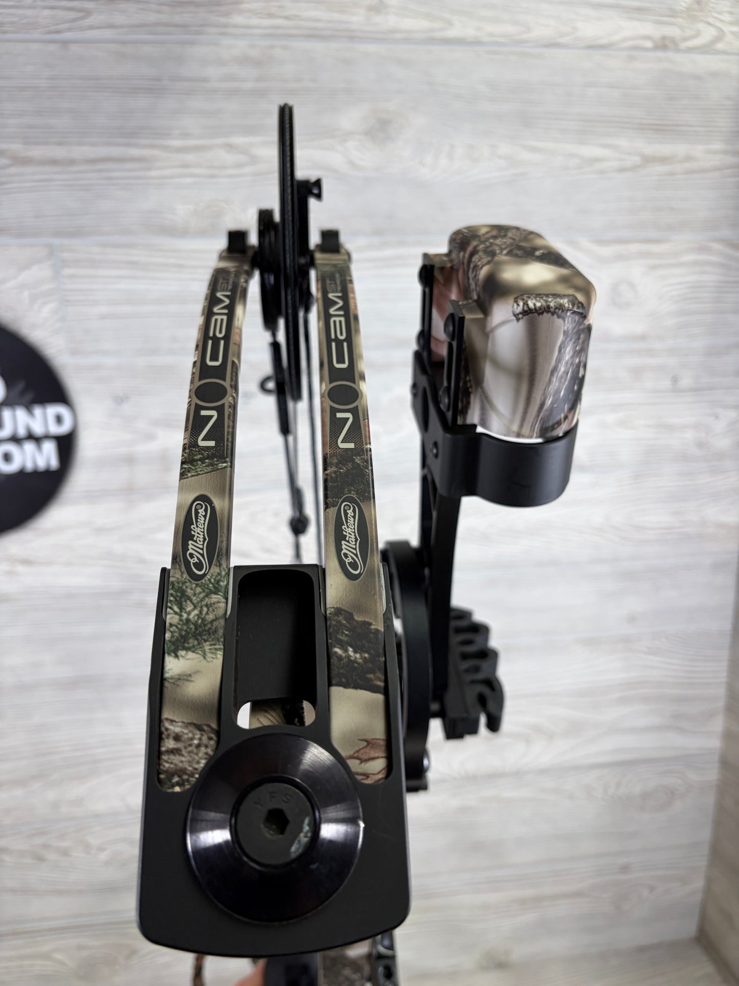 Used Mathews No Cam HTX 27"/70# Left Handed Package