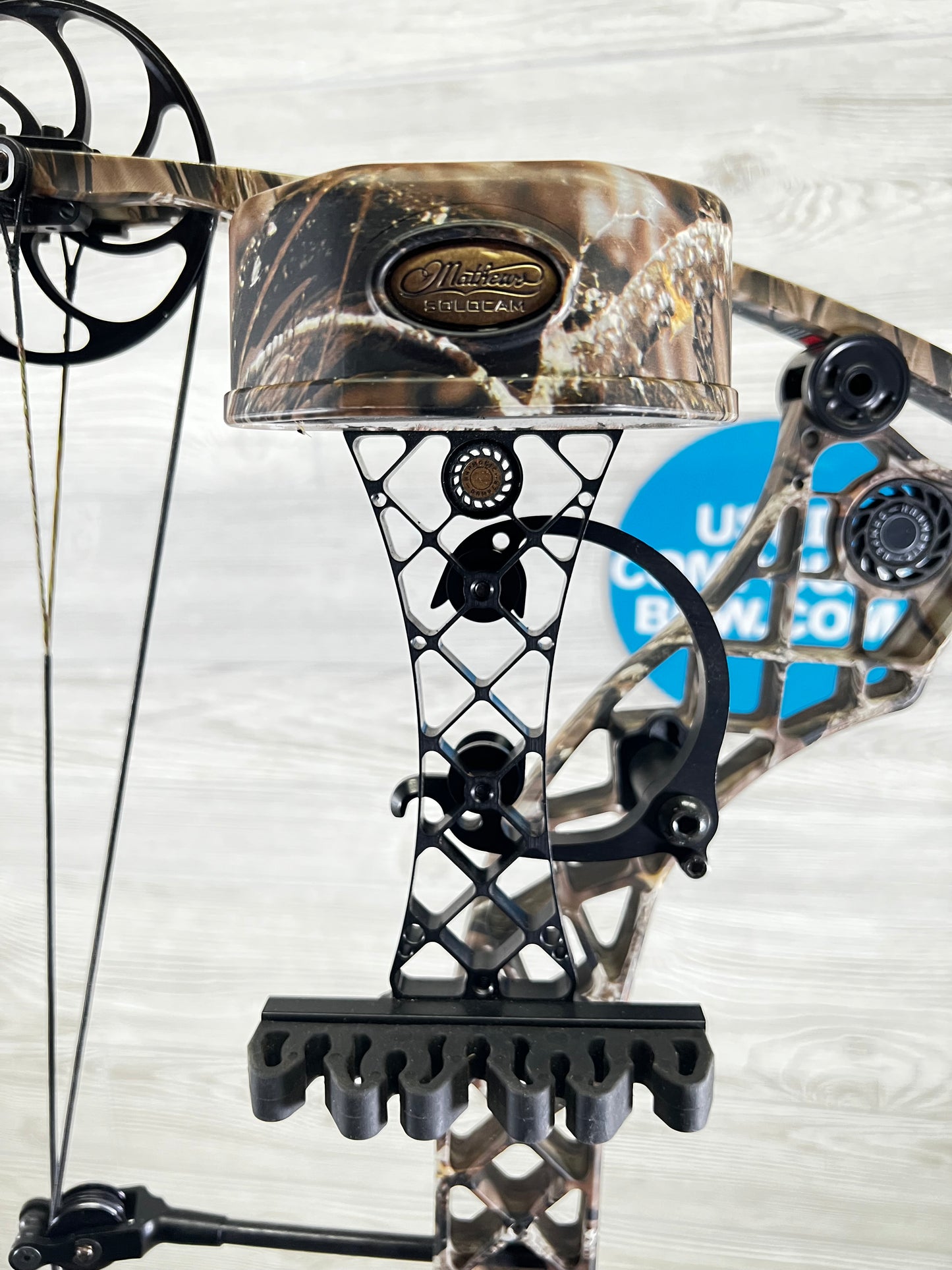 Used Mathews Heli-m rh lost camo 70# 28" with quiver