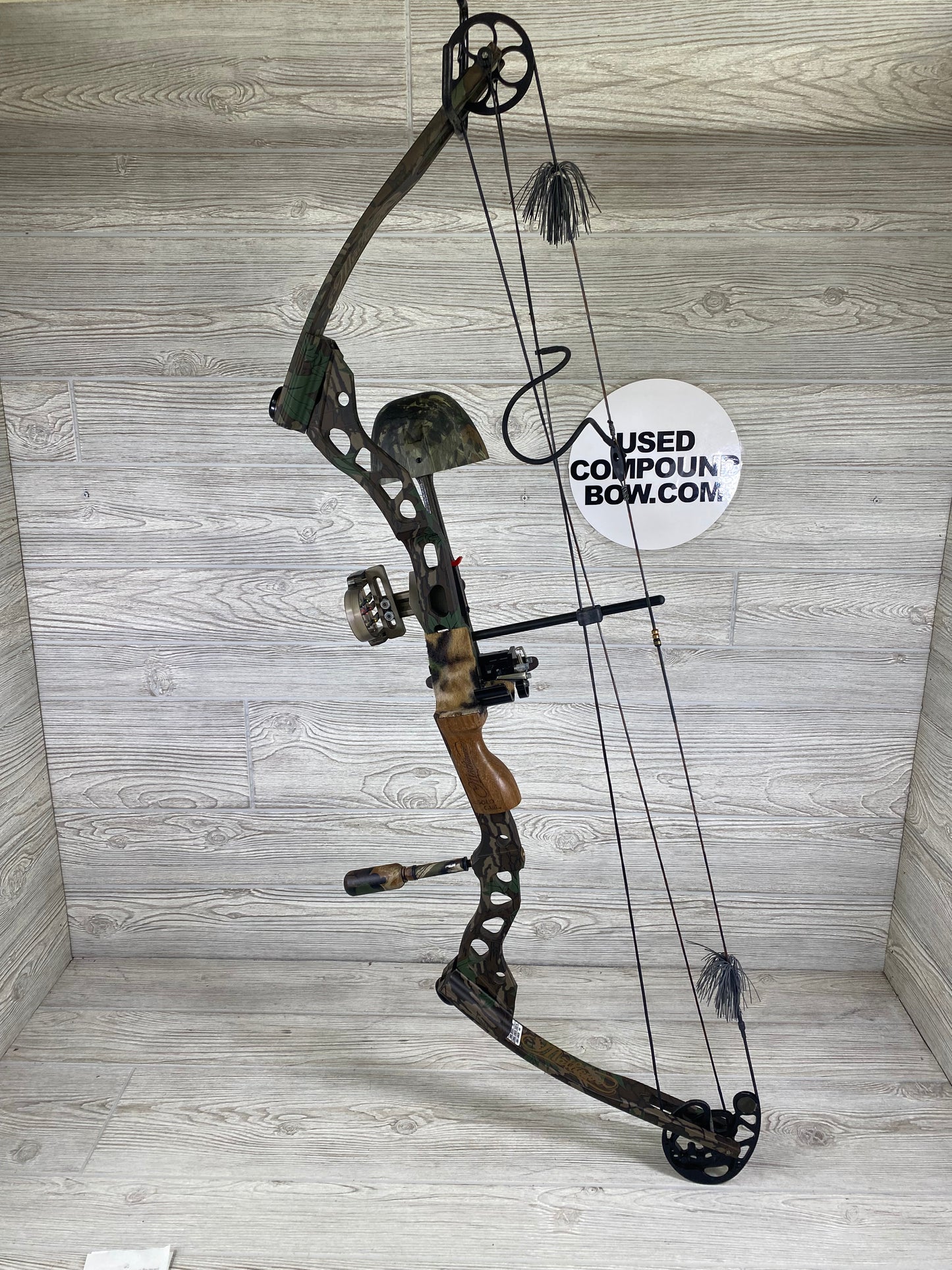 Used Mathews Conquest Light 31" 70lb Right Handed Bow Package