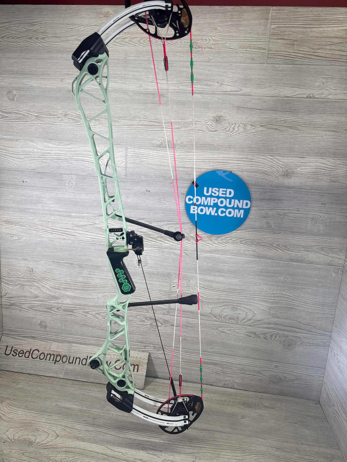 Mathews Title 38 GEN 1 Right Handed Mint White limbs