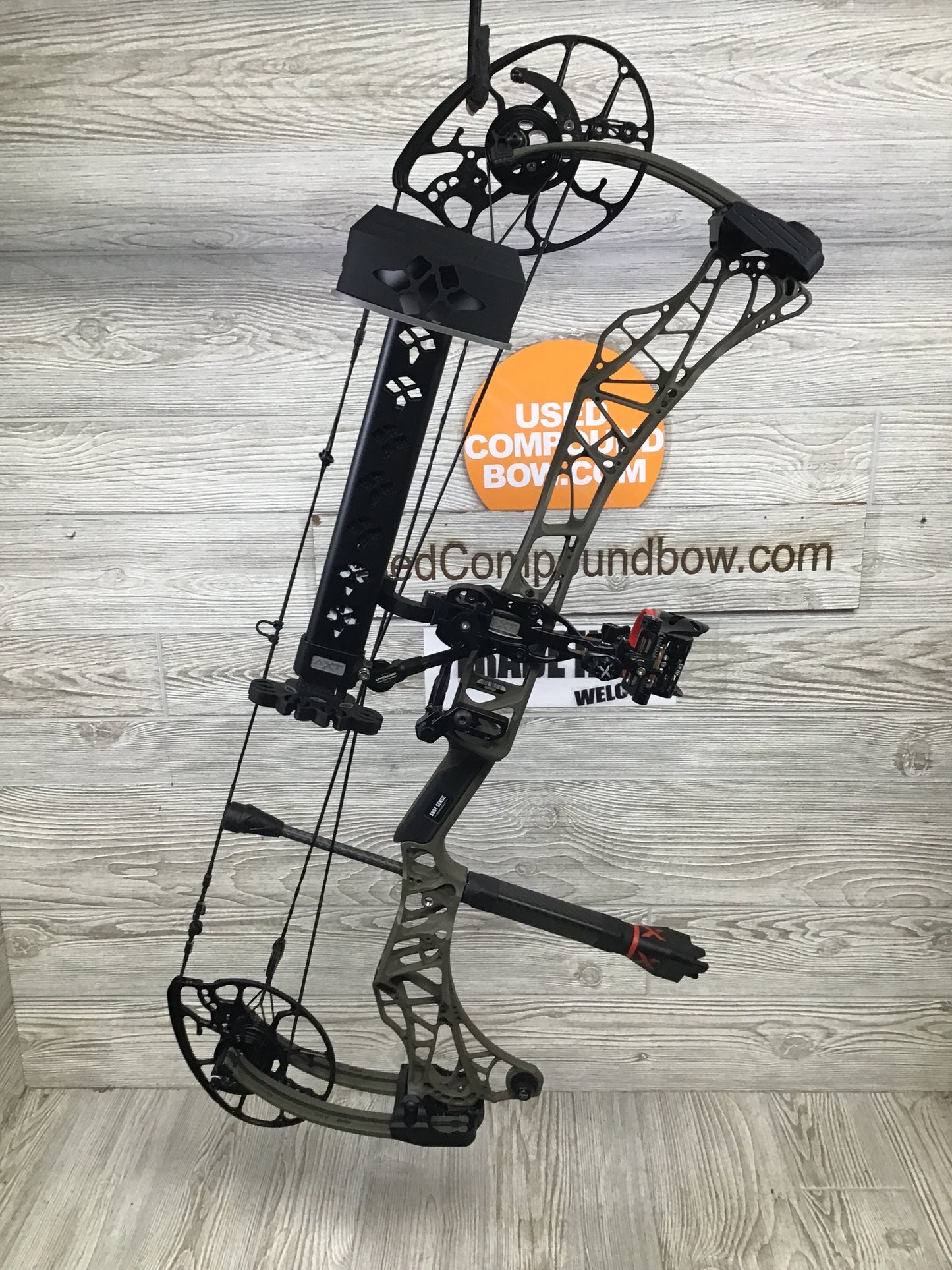 Used Mathews Lift X 29.5 Right Hand Ambush Green 26.5"/70# Package
