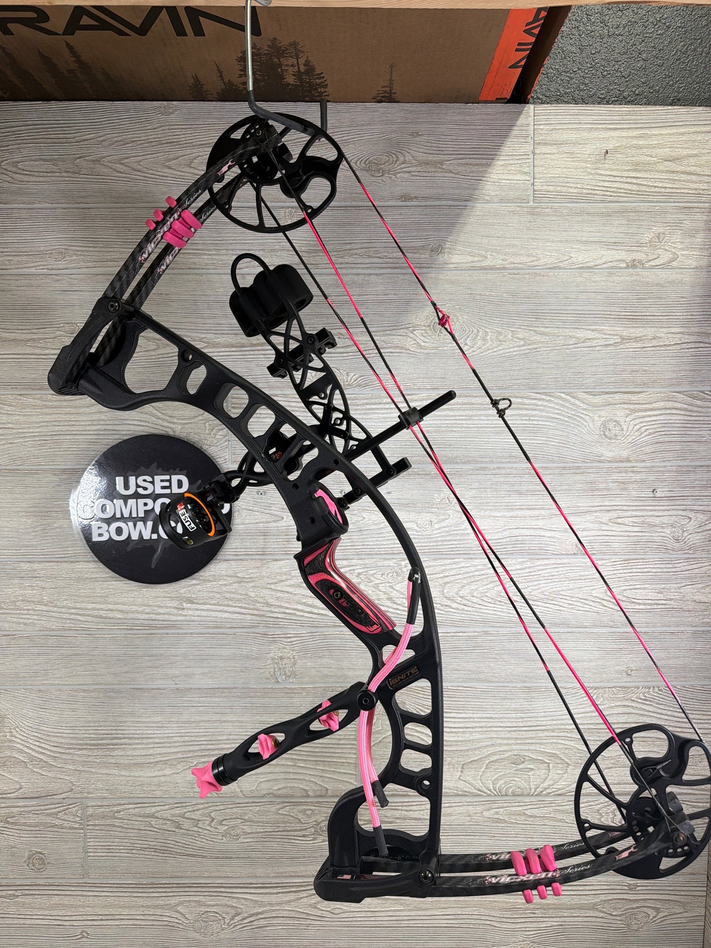 Used Hoyt Ignite Vixen Series RH Package Deal