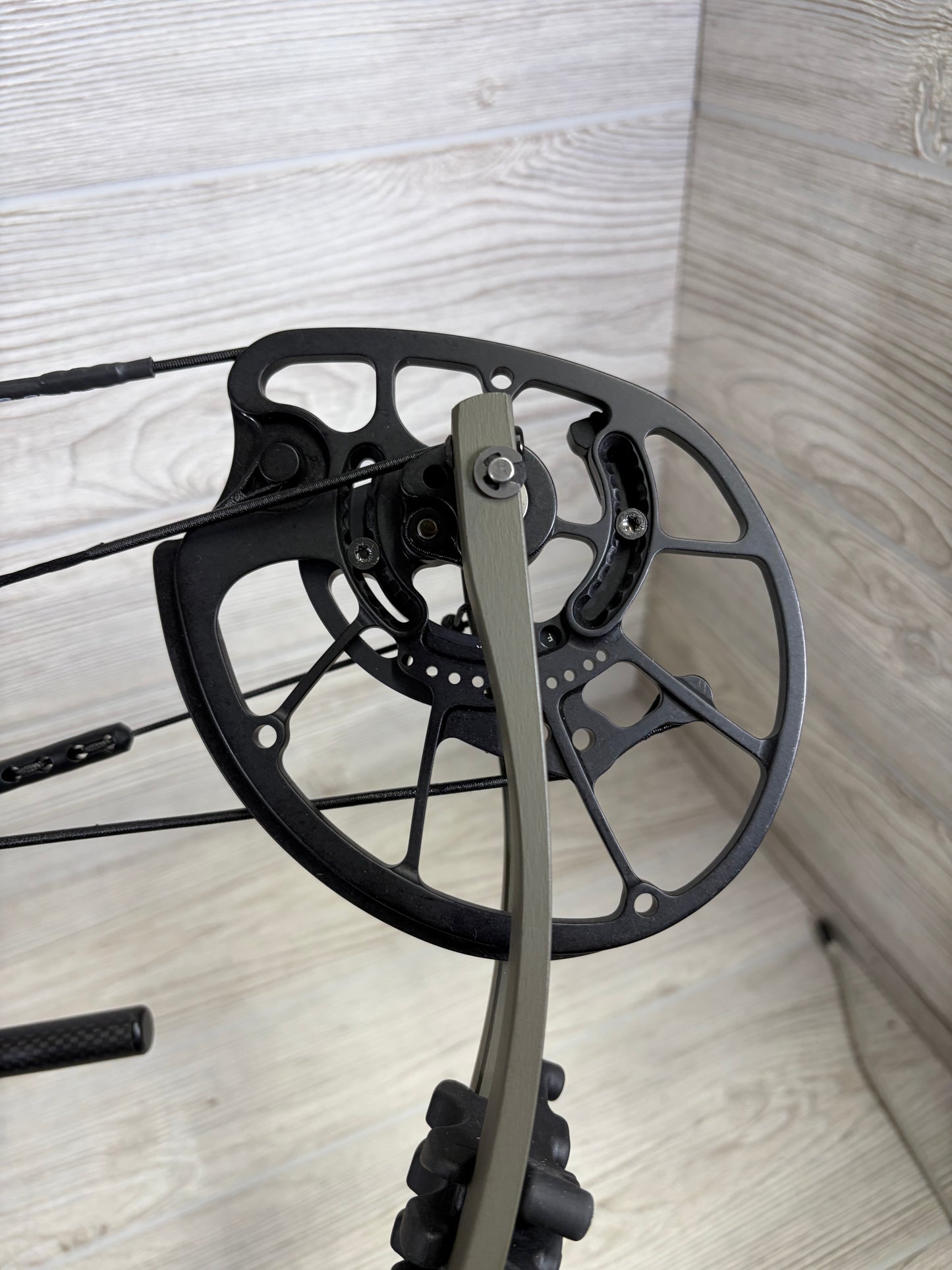 Hoyt VTM 34 Wilderness Right Hand 60-70lbs 26-29" Package