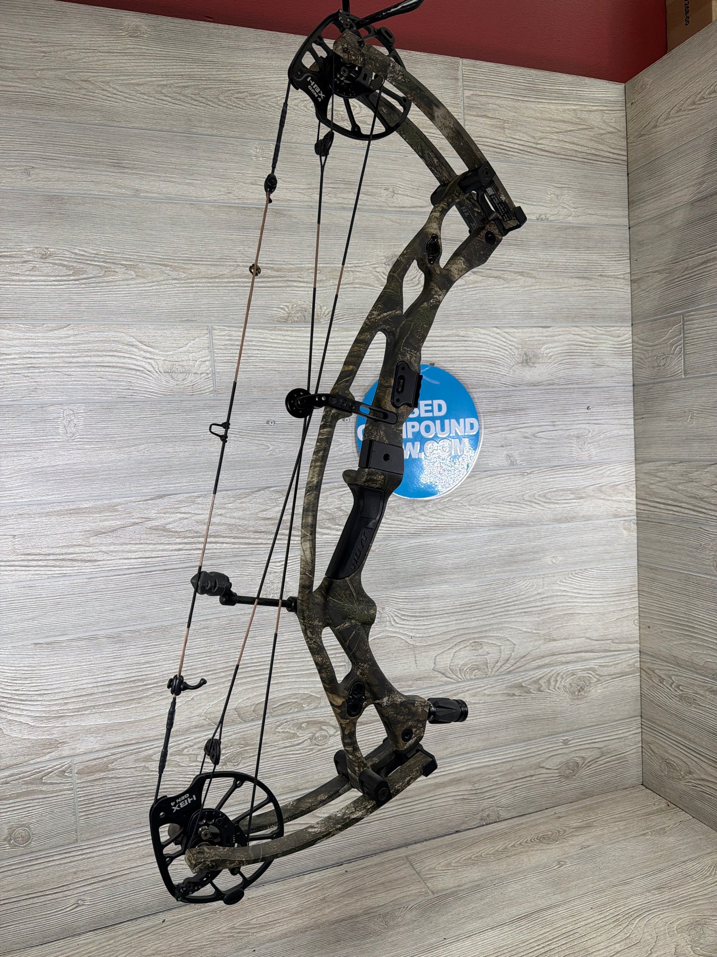 Used Hoyt RX-9 27.25" 70lb Realtree Apex Right hand Bow