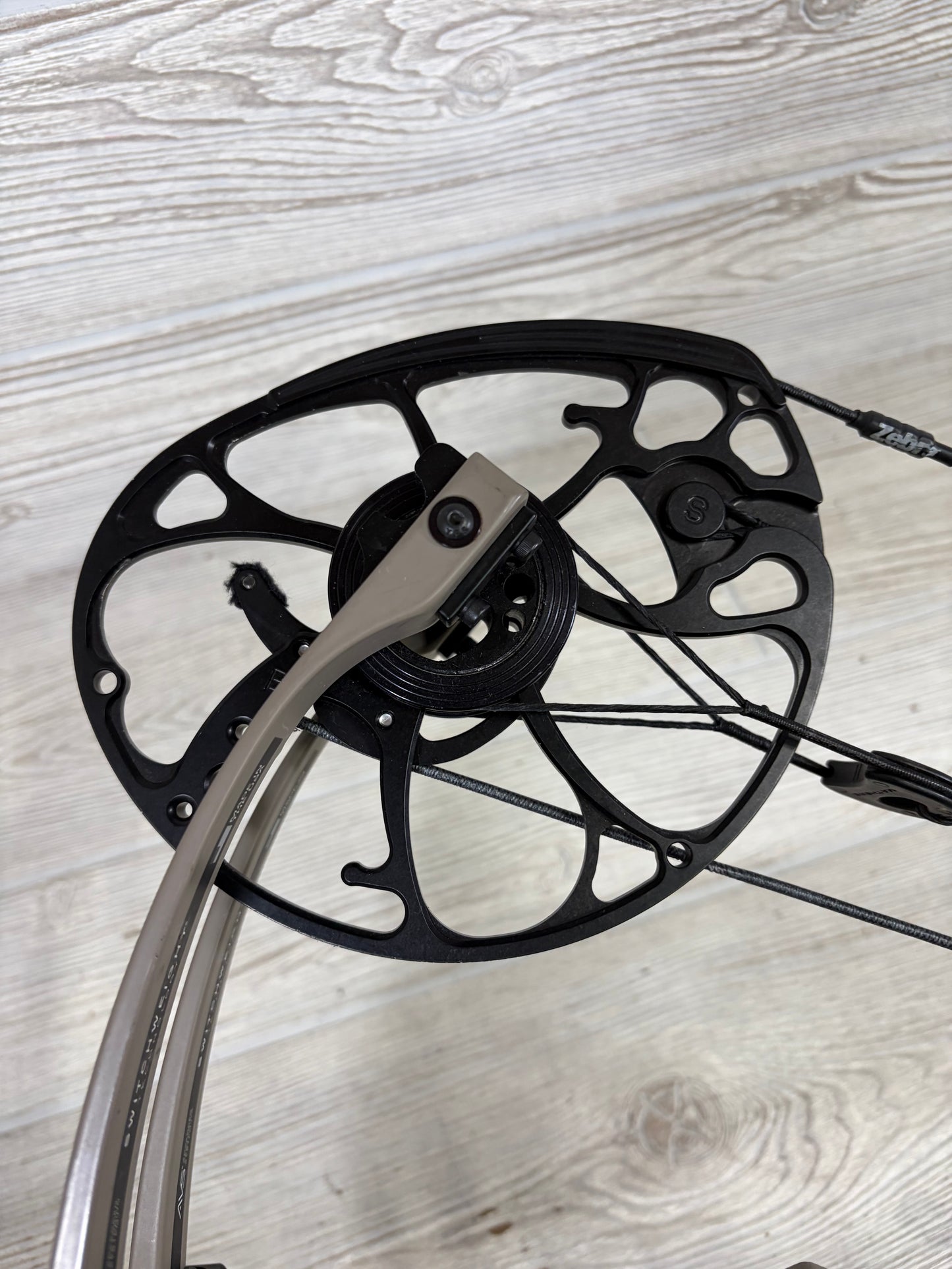 Used Mathews V3X 33 Right Handed Granite 30" 70lb