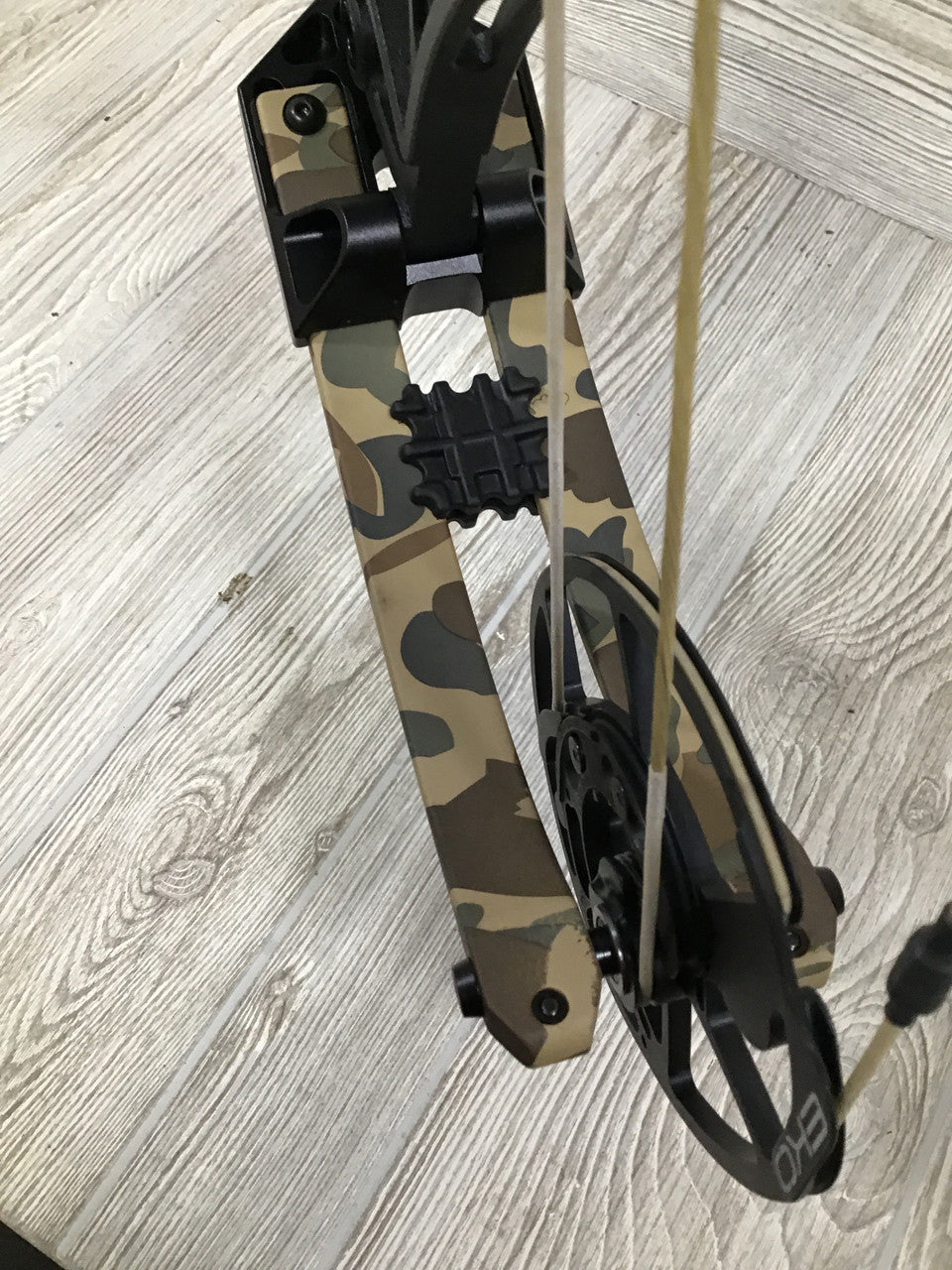 Bear Execute 32 RH 70lb Black Riser/Throwback Limbs Bow