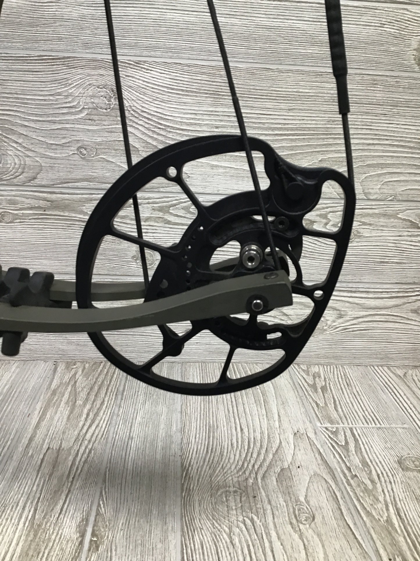 Used Hoyt Ventum 30 Wilderness 29.5" 70lb package