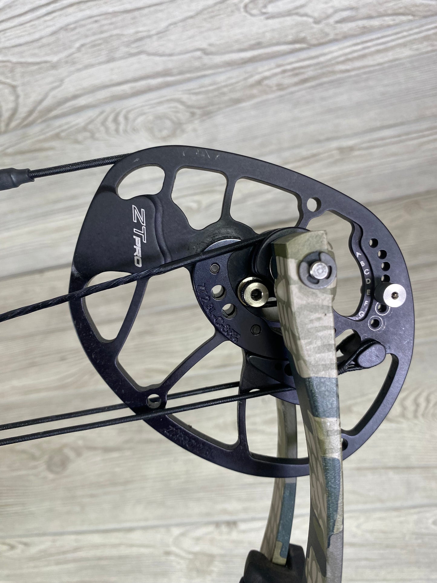 Used Hoyt Helix Left Hand 25-28" 55-65# Package