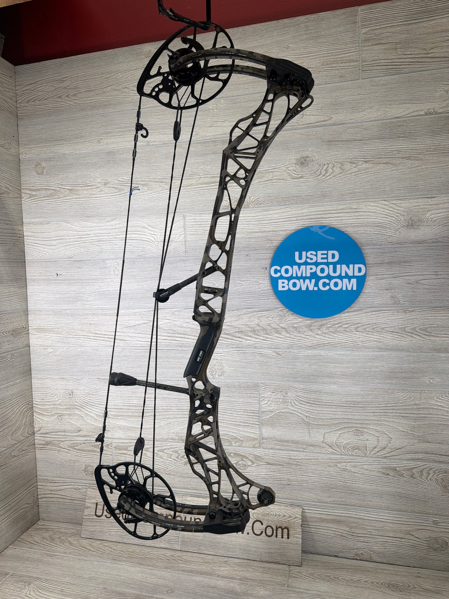 Used Mathews LIFT X 29.5 27.5" 70lb Right Hand Mossy Oak Bottomlands Bow