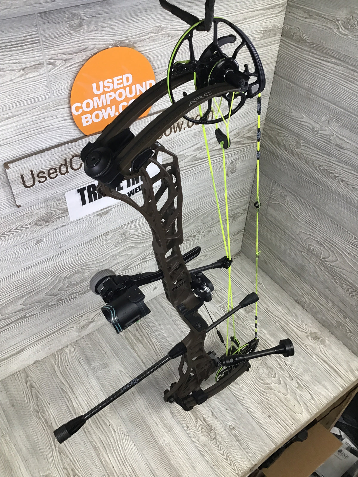 Used Mathews ARC 34 Right Handed Kodiak 28"/70# LOADED PACKAGE
