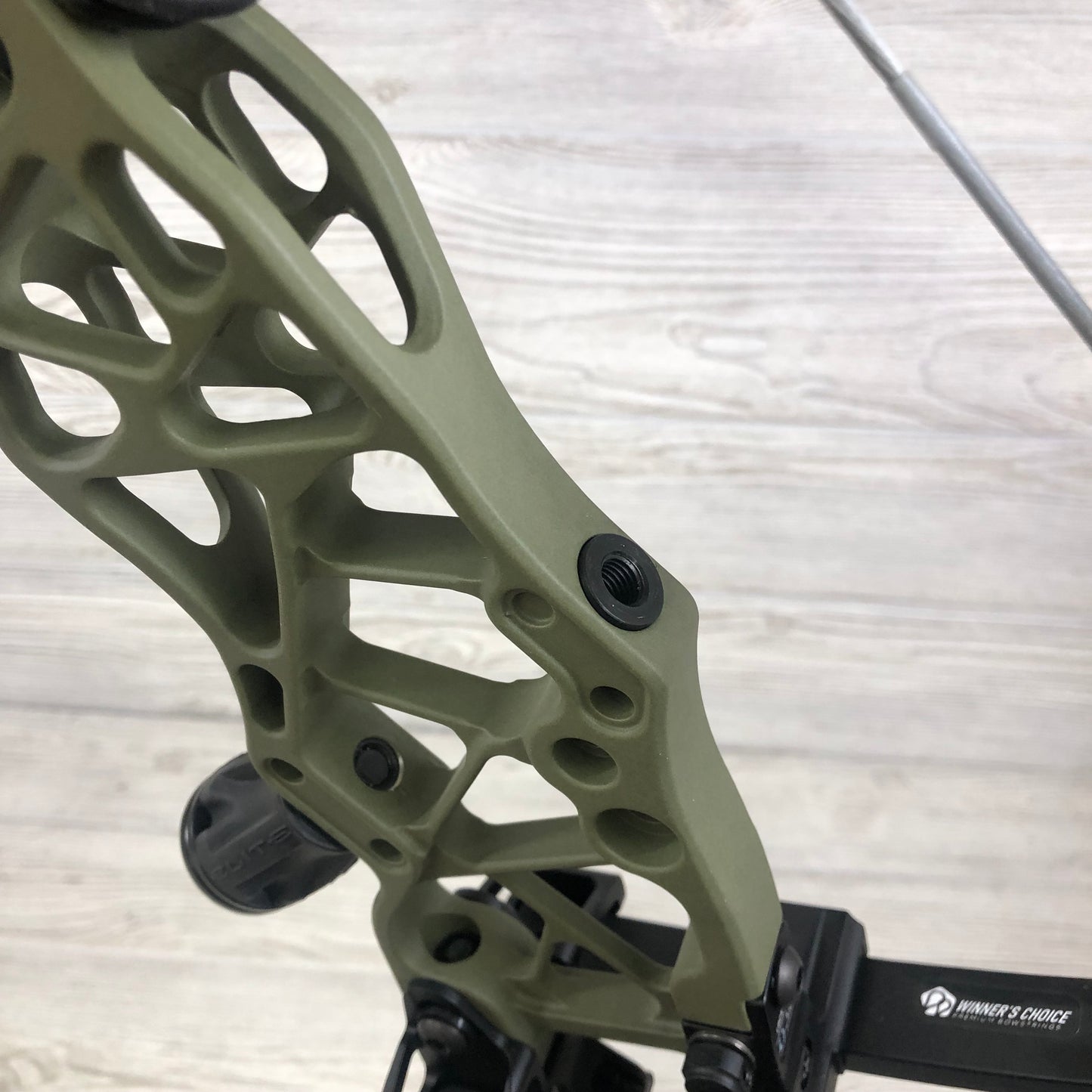 Elite Varos Right Handed 60-70# 25.5-31" OD Green NEW