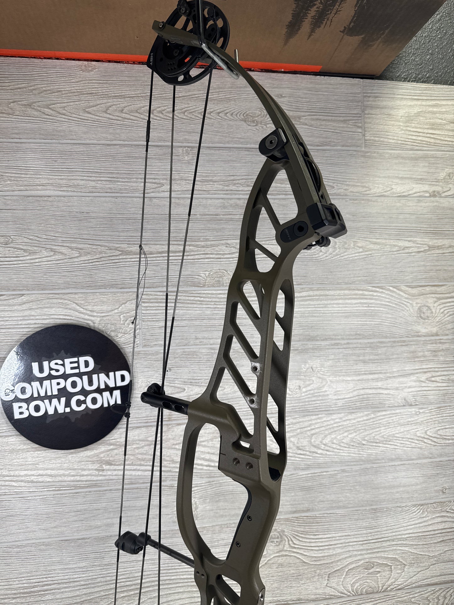 Used Hoyt Stratos 36 Right Handed Wilderness HBT 2 cam 24.5"-31"