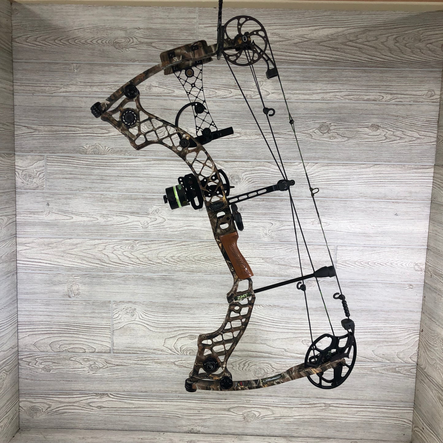 Used Mathews ZXT Right handed 60-70# 28.5" package
