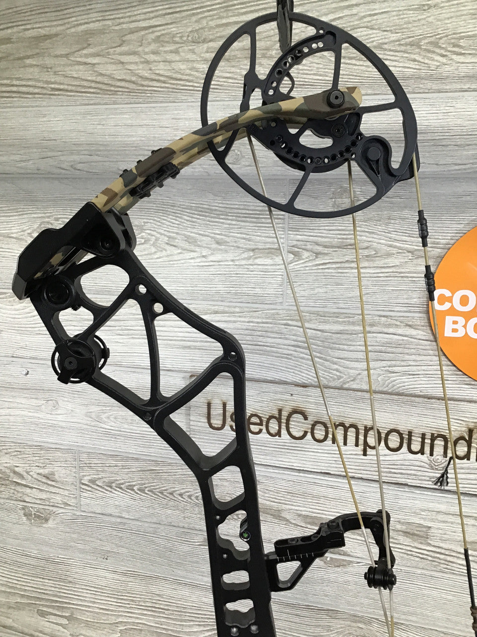 Bear Execute 32 RH 70lb Black Riser/Throwback Limbs Bow