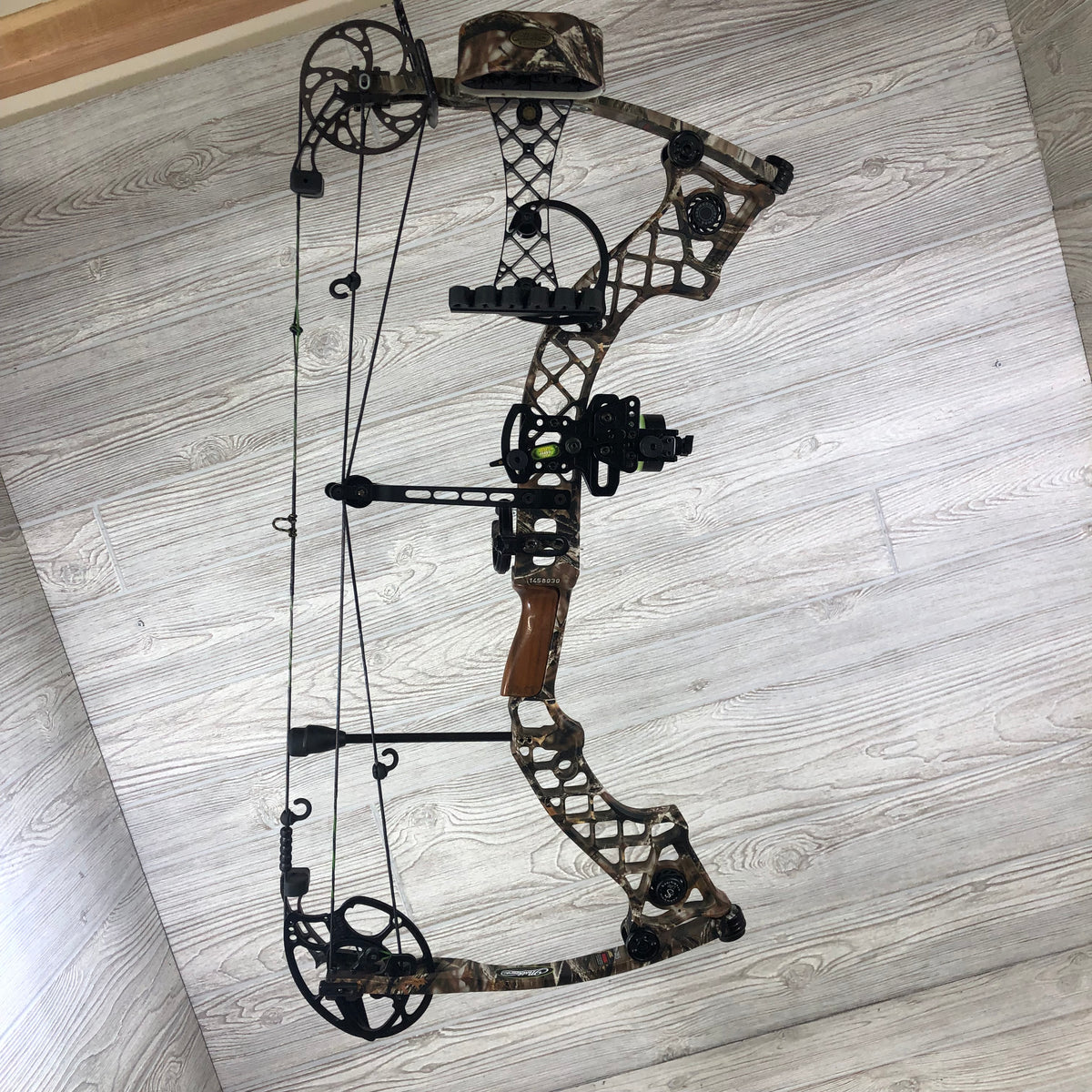 Used Mathews ZXT Right handed 60-70# 28.5" package