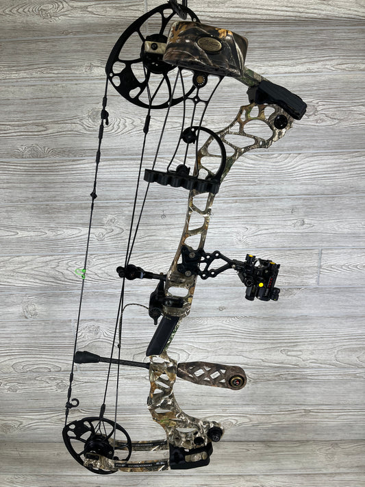 Used Mathews Vertix 30.5" 70lb RH Realtree Edge Bow Pkg